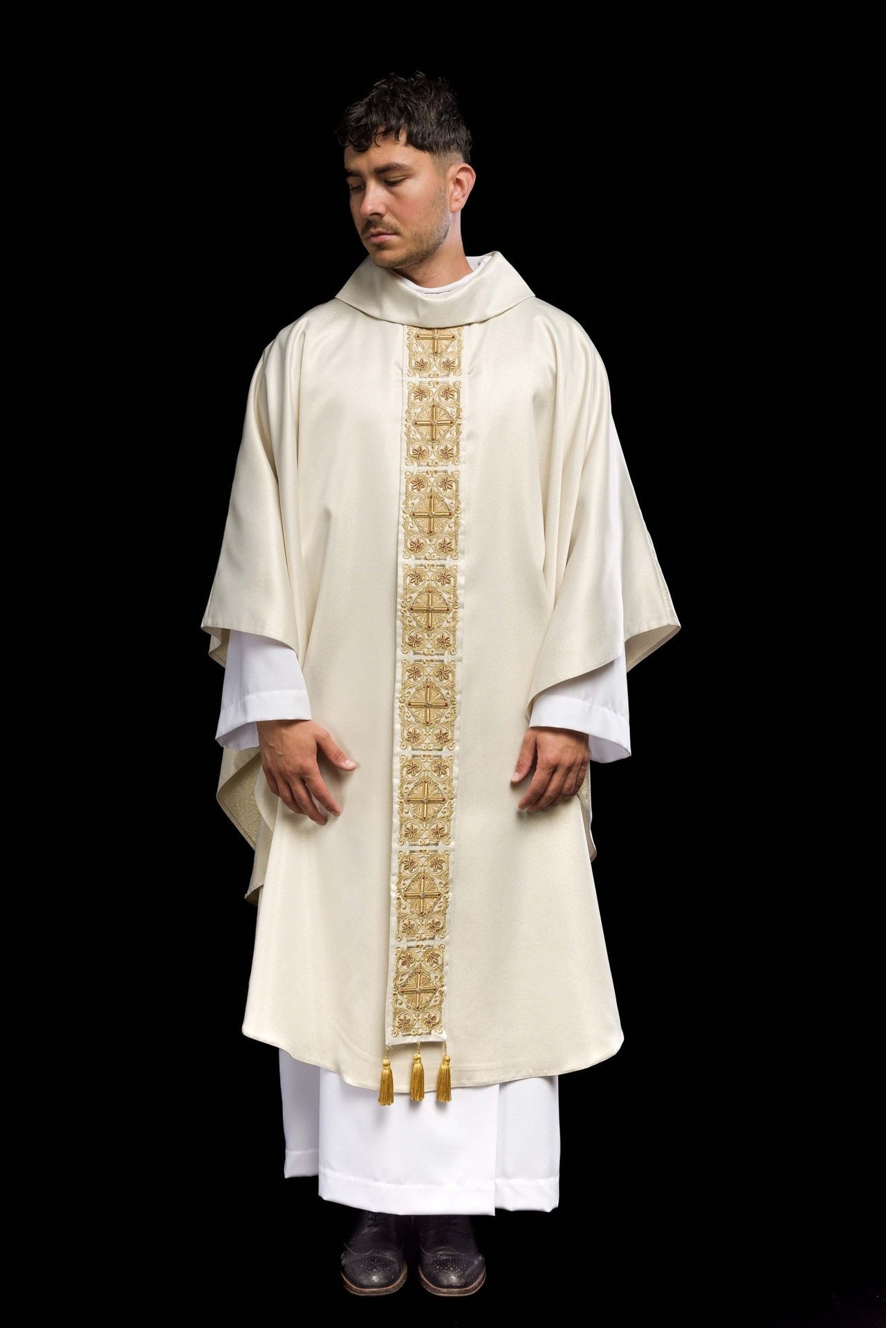 Ornat złoty bogato haftowany dekorowany kamieniami