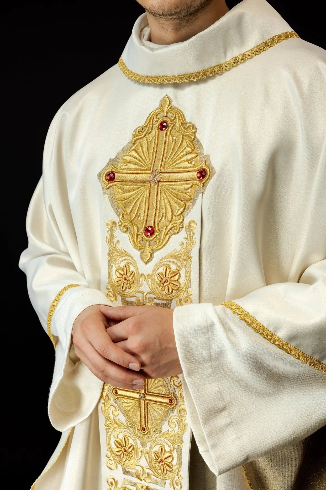 Chasuble d'or richement brodée décorée de pierres