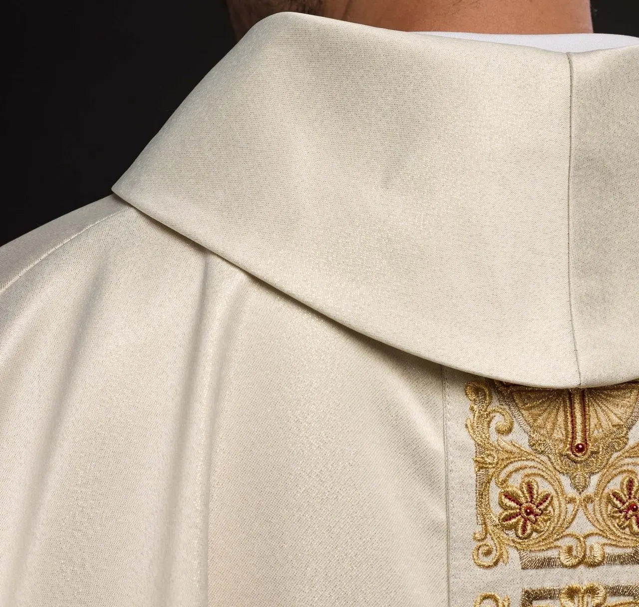 Chasuble d'or richement brodée décorée de pierres