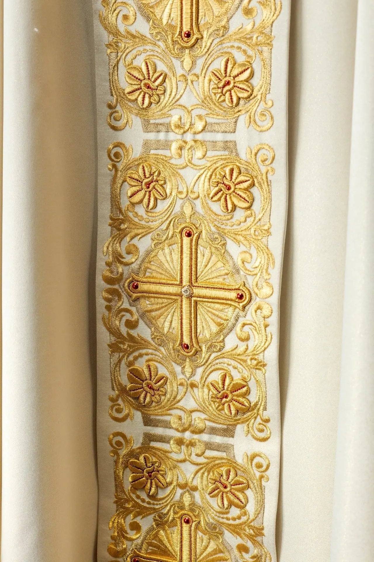 Chasuble d'or richement brodée décorée de pierres
