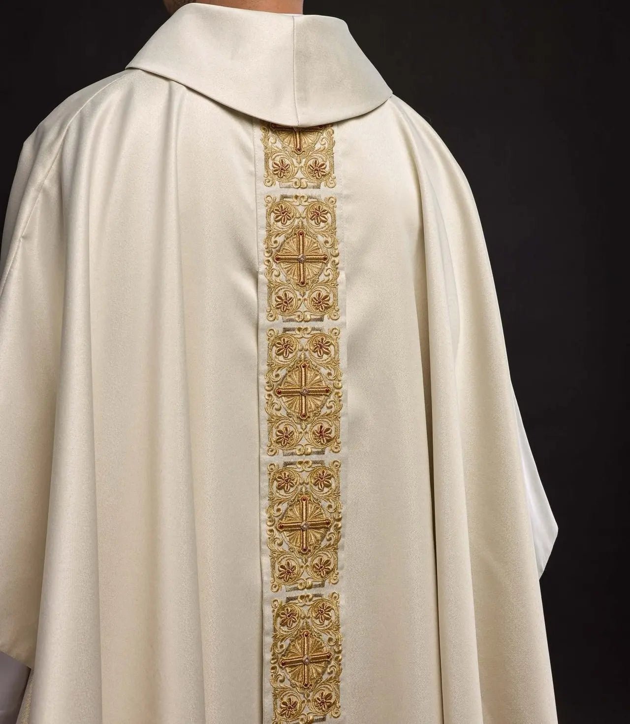Chasuble d'or richement brodée décorée de pierres