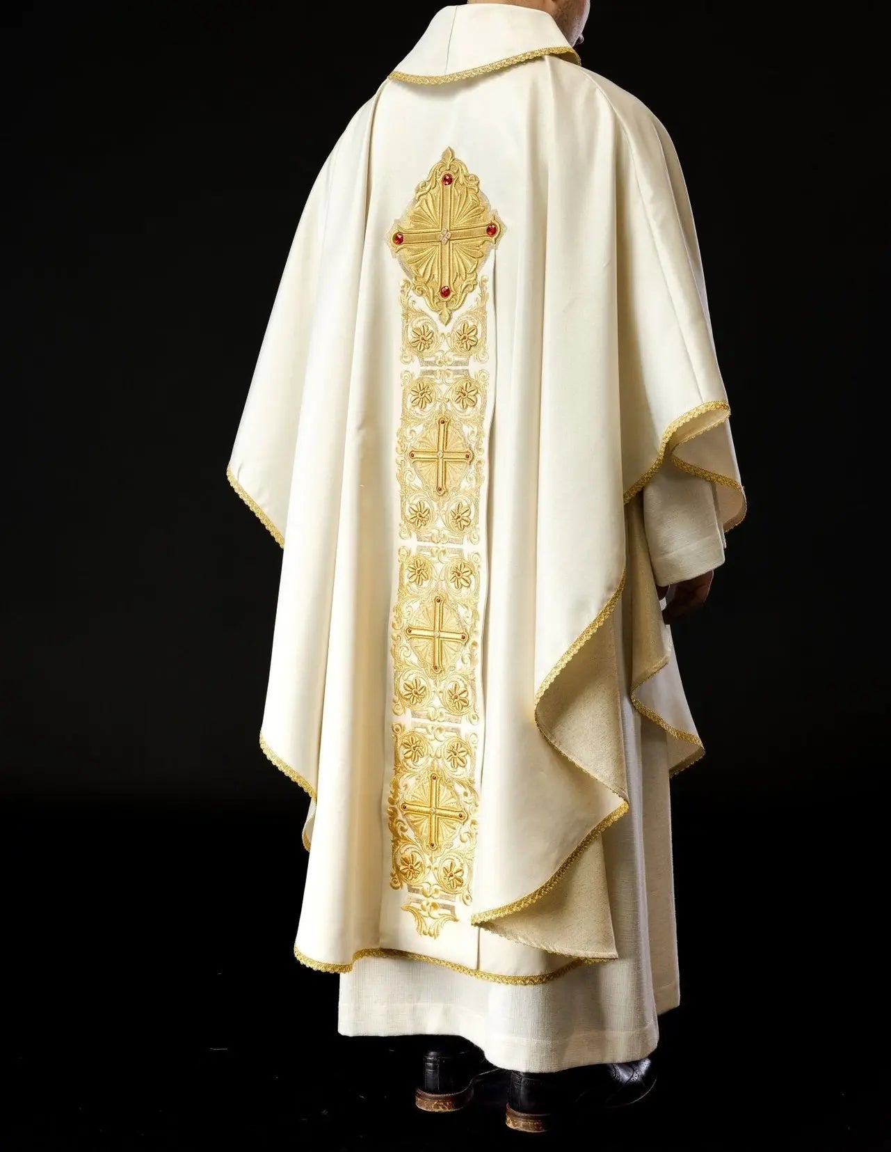 Chasuble d'or richement brodée décorée de pierres