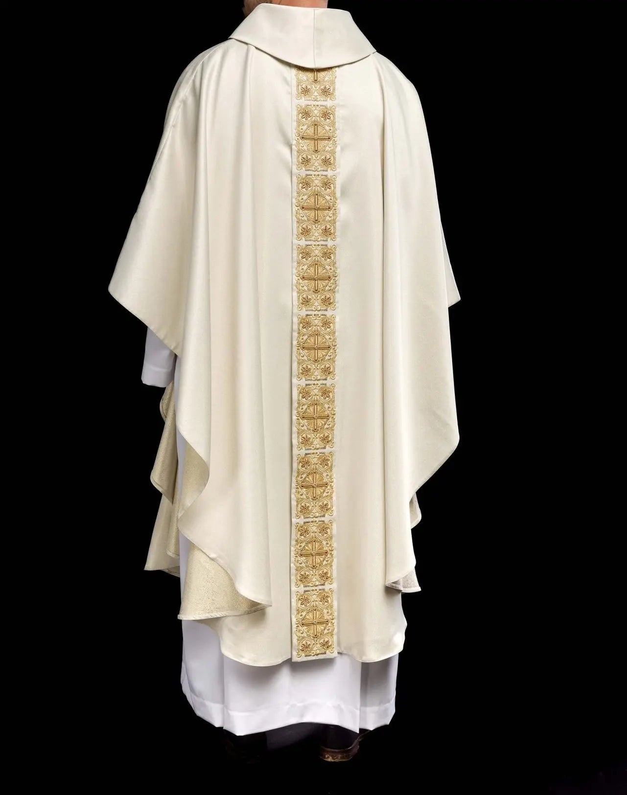 Chasuble d'or richement brodée décorée de pierres