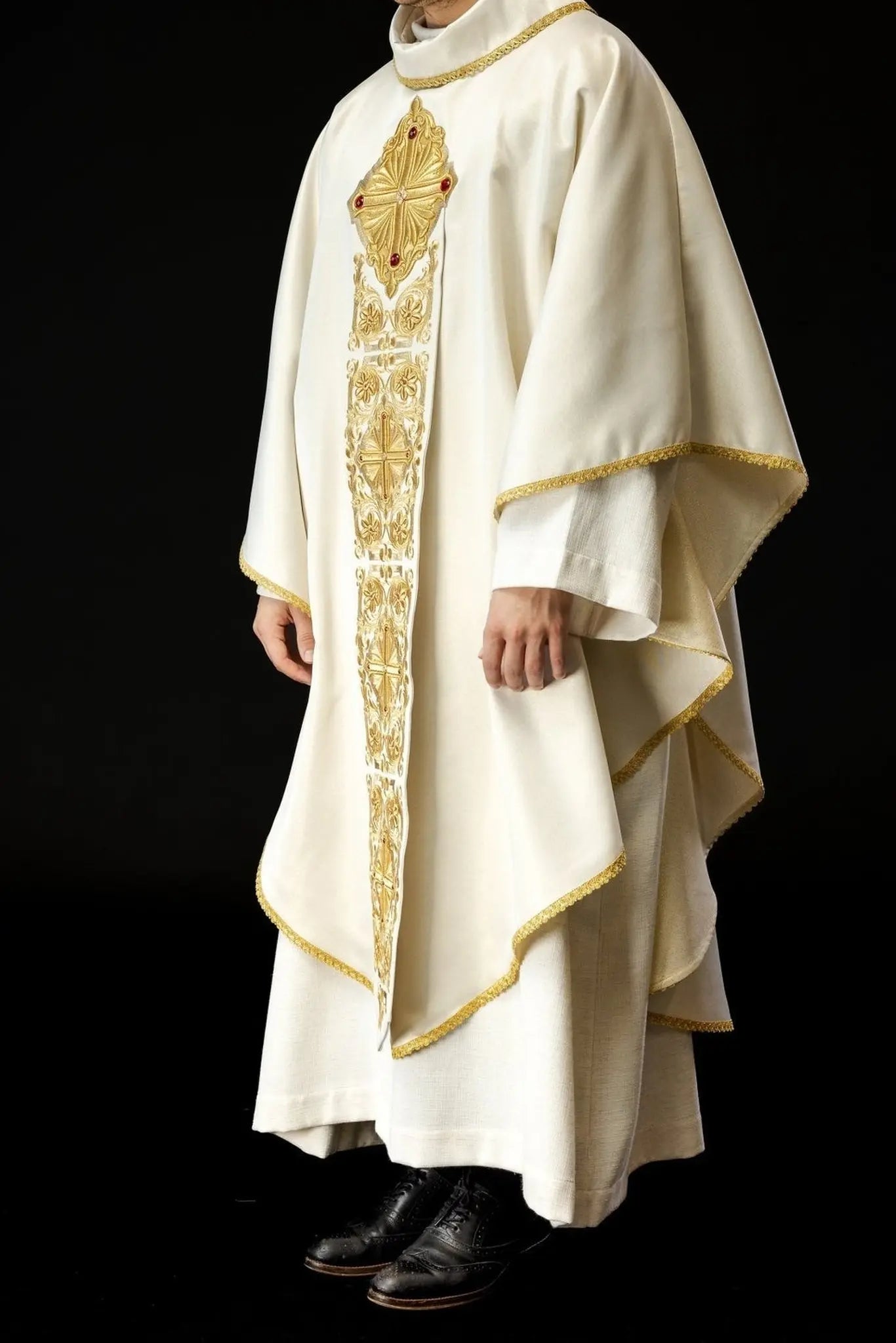 Gold chasuble richly embroidered decorated with stones