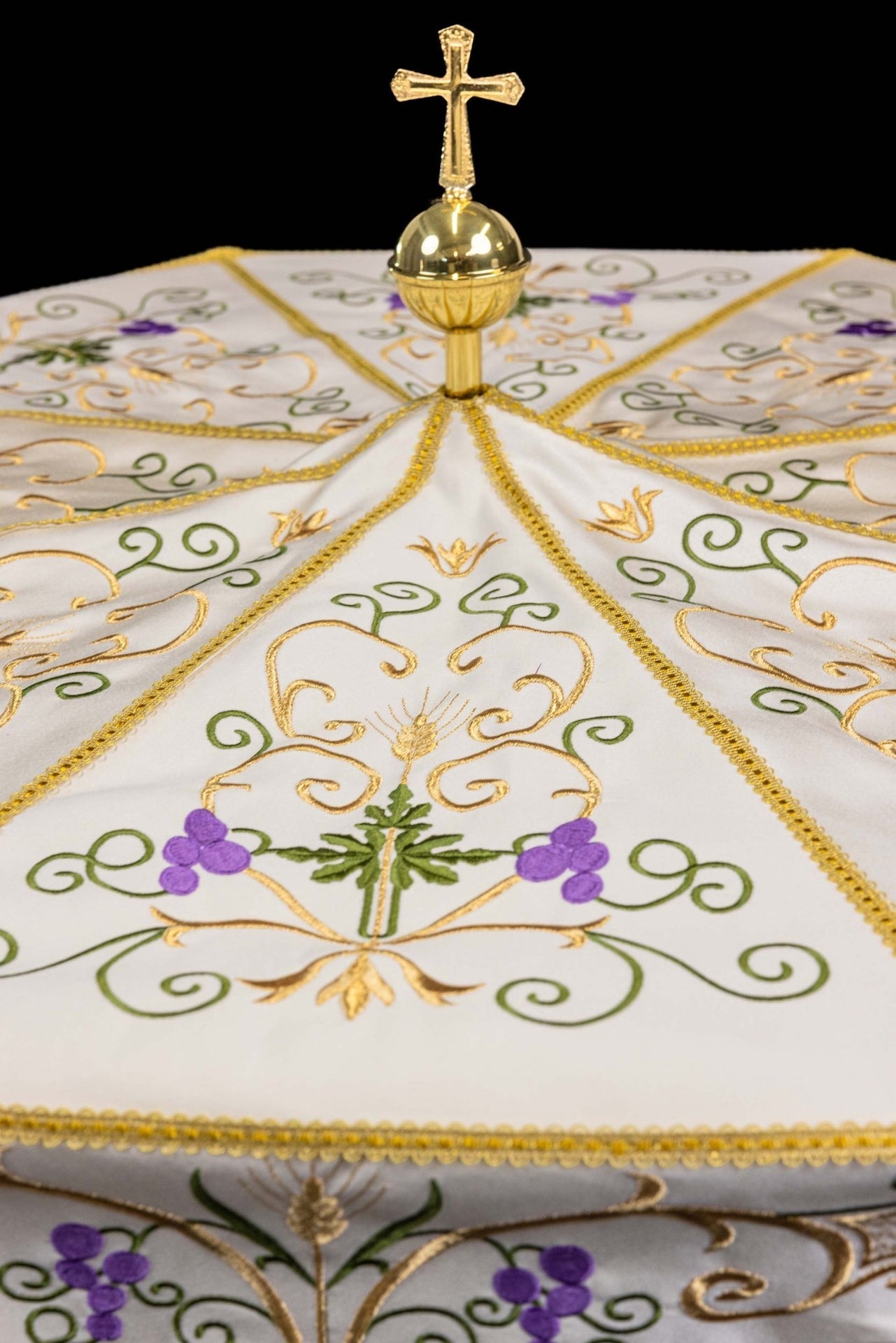 Parasol procesyjny ze złotym i kolorowym haftem