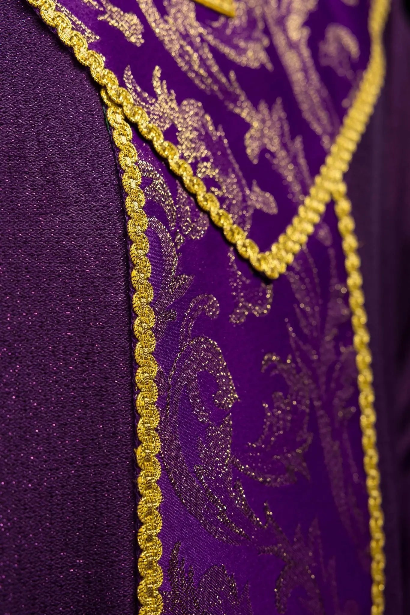 Purple Chasuble with Embroidered Gold Cross and Jacquard Fabric - HAFTINA ATELIER