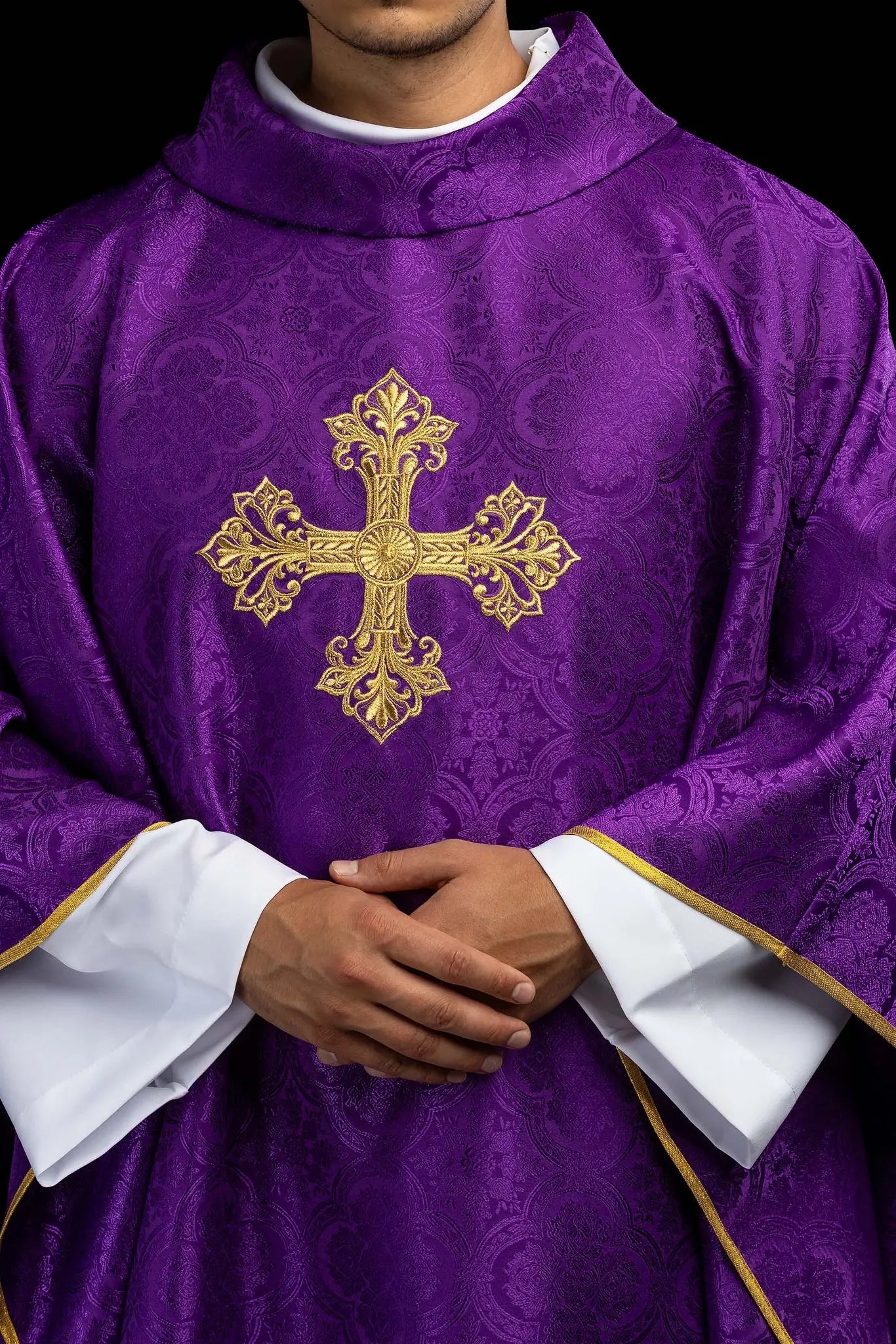 Purple chasuble with gold cross embroidery on jacquard fabric - HAFTINA ATELIER