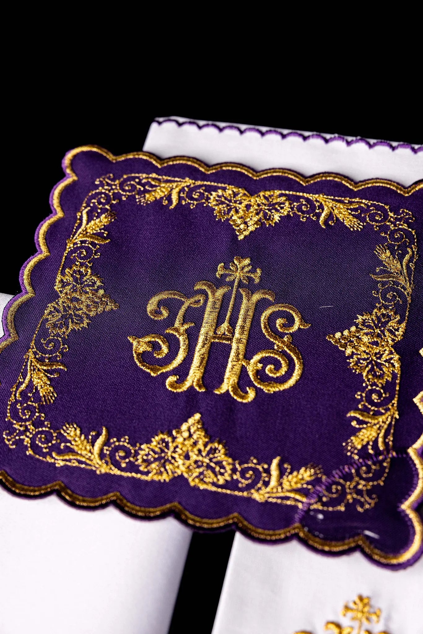 Purple embroidered chalice linen set with IHS motif - HAFTINA ATELIER