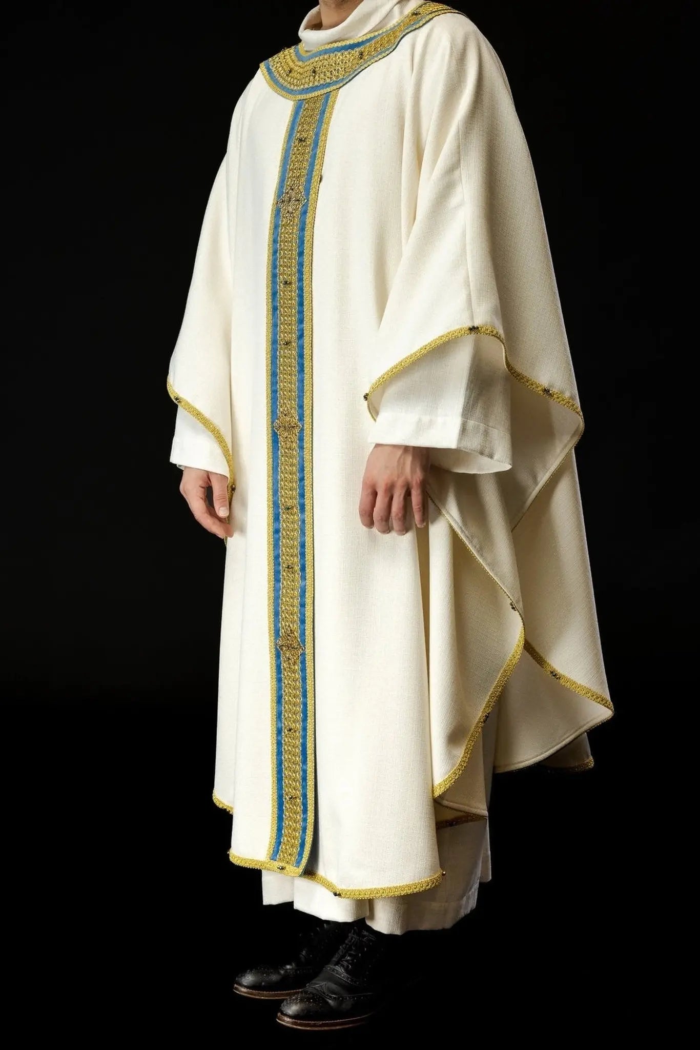 Handmade Chasuble with Natural Stones – Model 7001