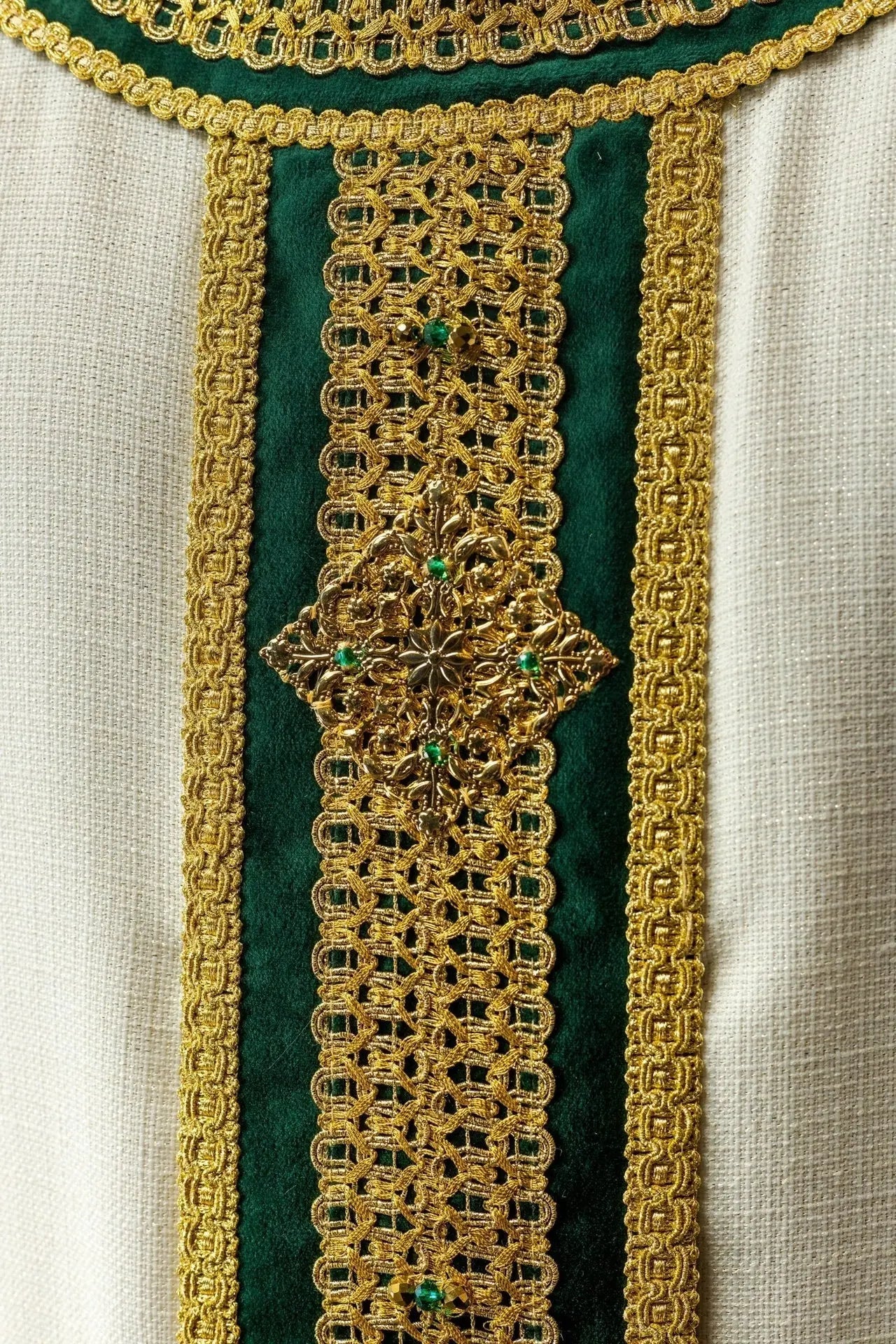 Chasuble faite main avec pierres naturelles – Collection Handmade 7001