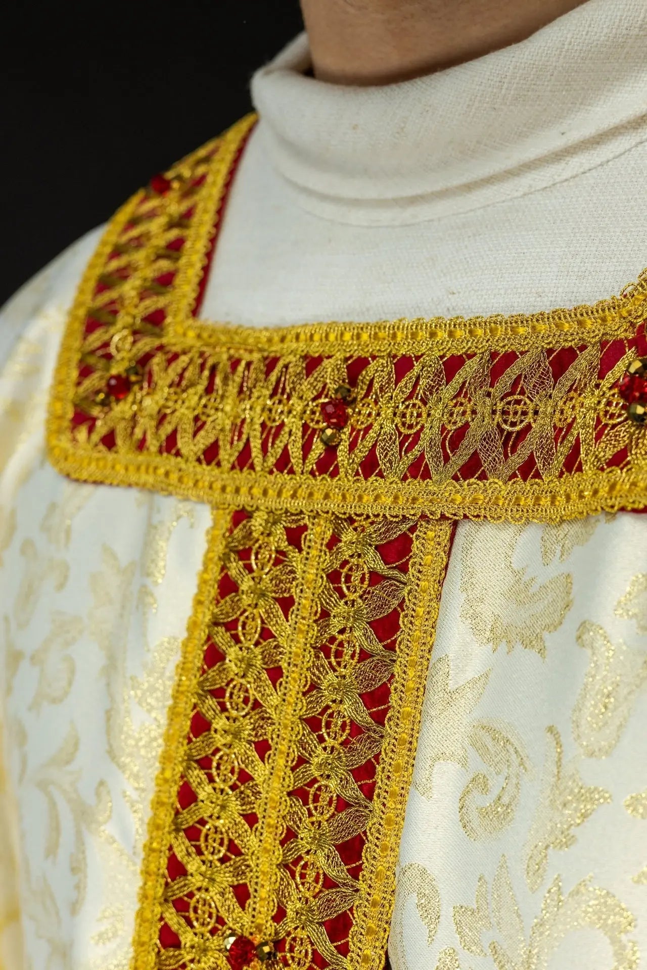 Chasuble liturgique artisanale avec pierres naturelles – Modèle 7009