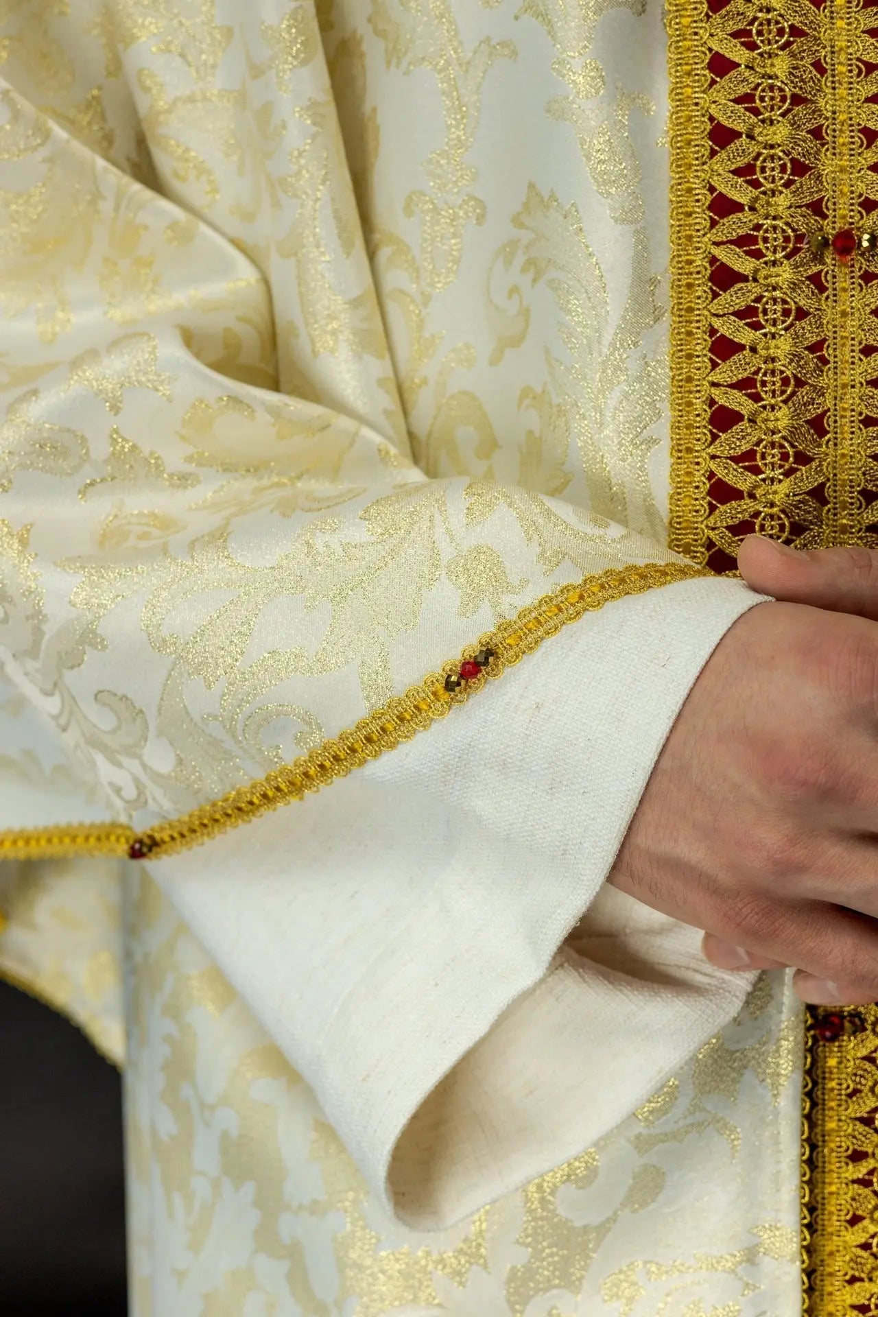 Chasuble liturgique artisanale avec pierres naturelles – Modèle 7009