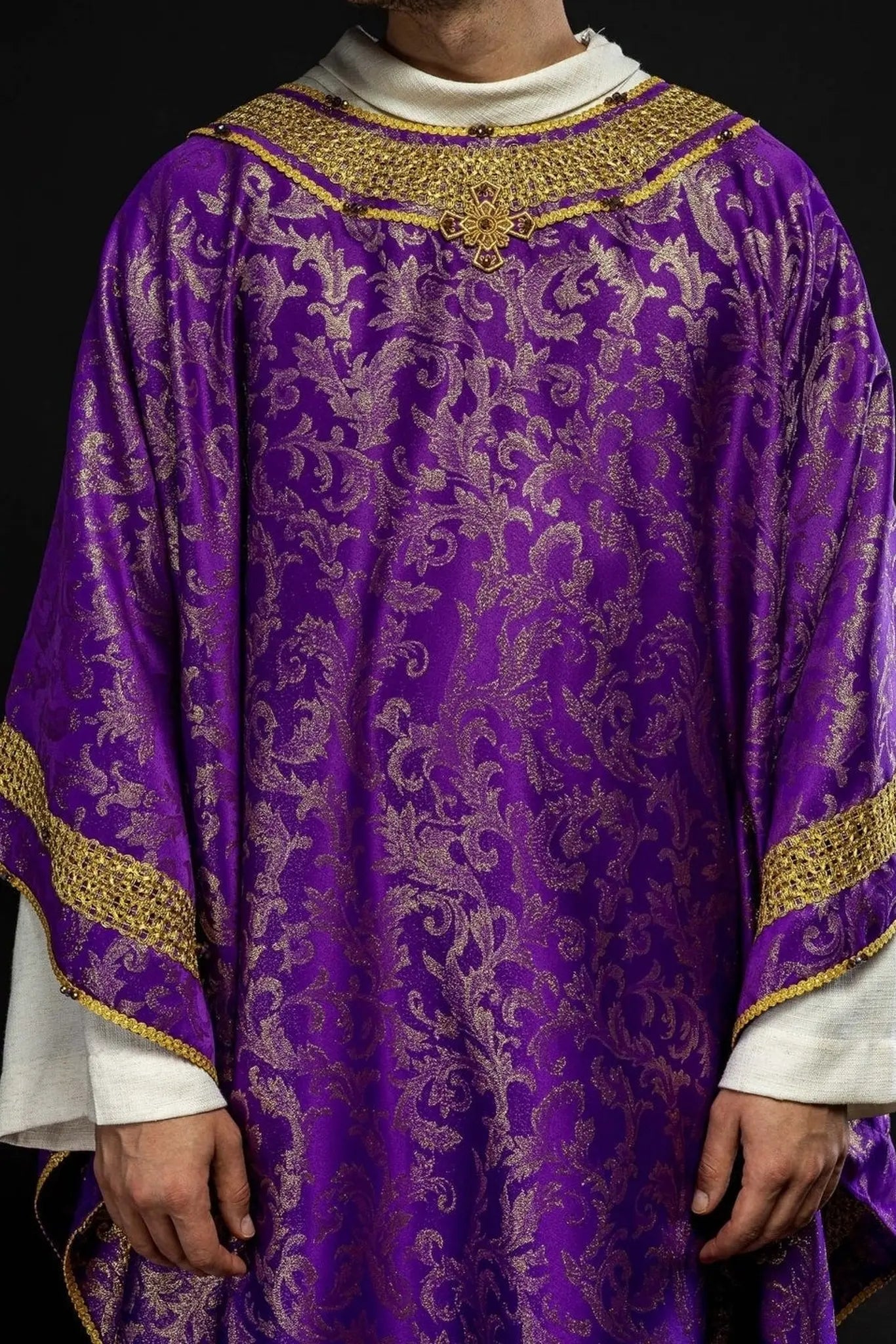 Chasuble violette artisanale avec pierres naturelles – Collection faite main 7010