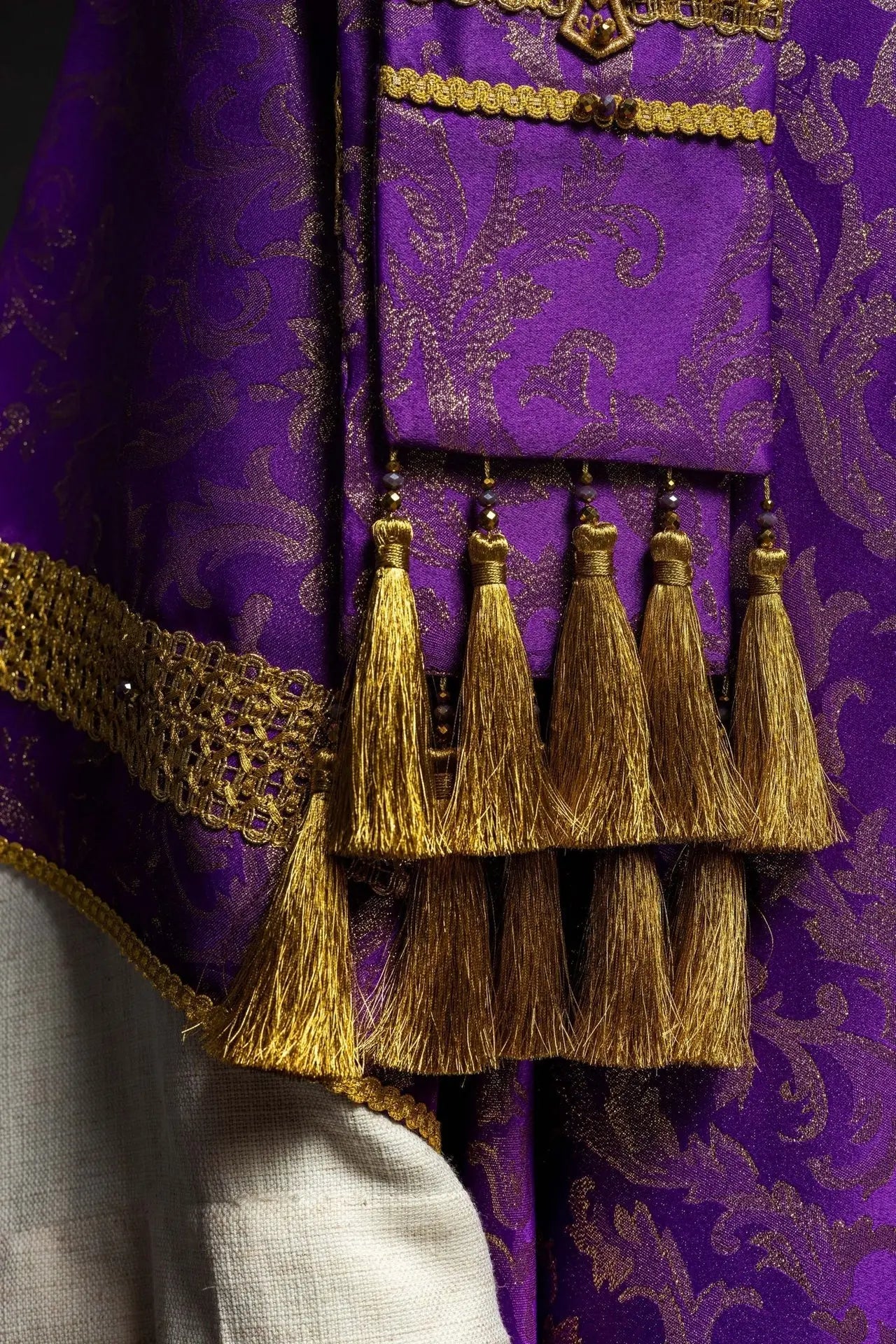 Chasuble violette artisanale avec pierres naturelles – Collection faite main 7010
