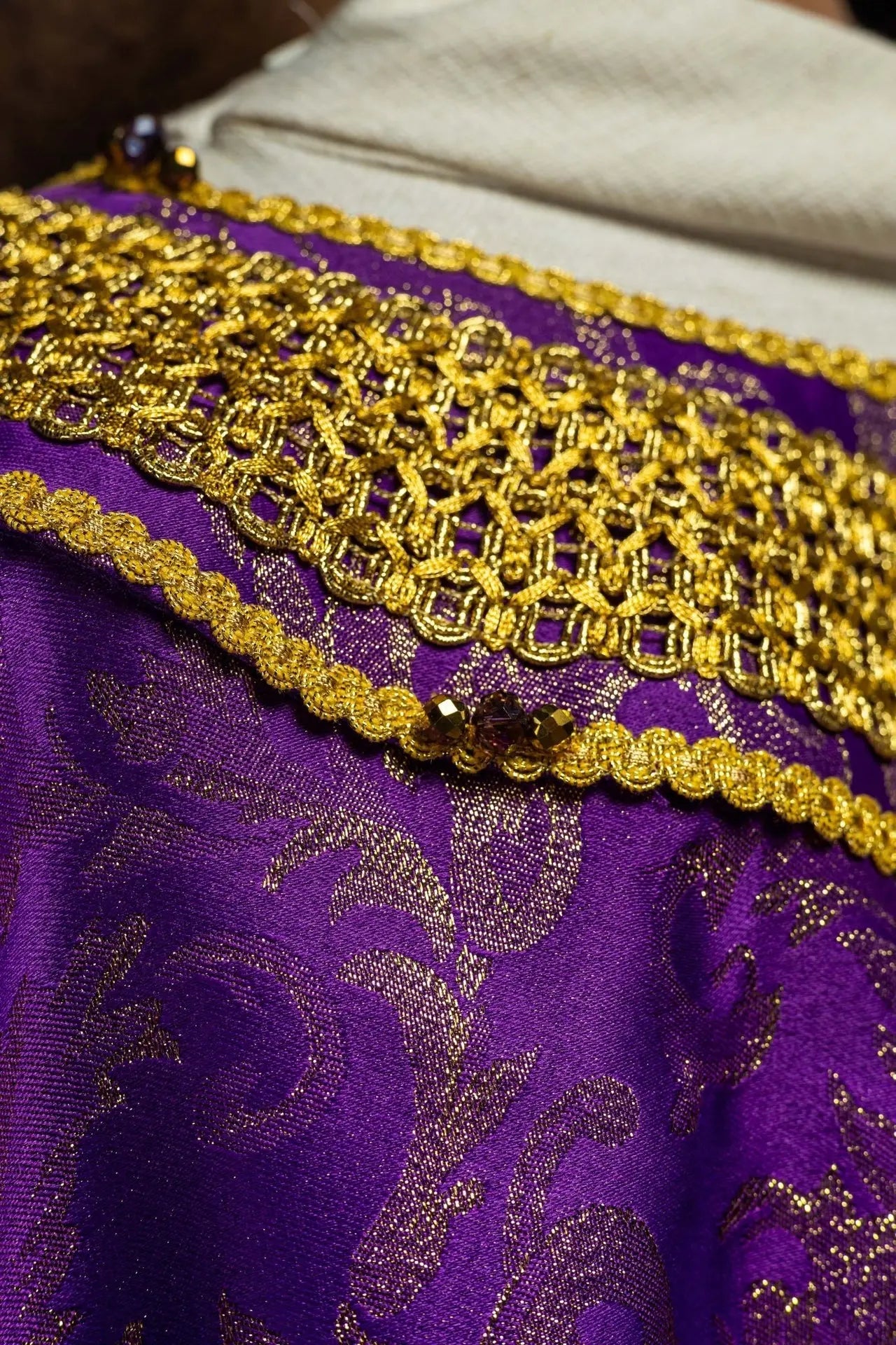 Chasuble violette artisanale avec pierres naturelles – Collection faite main 7010