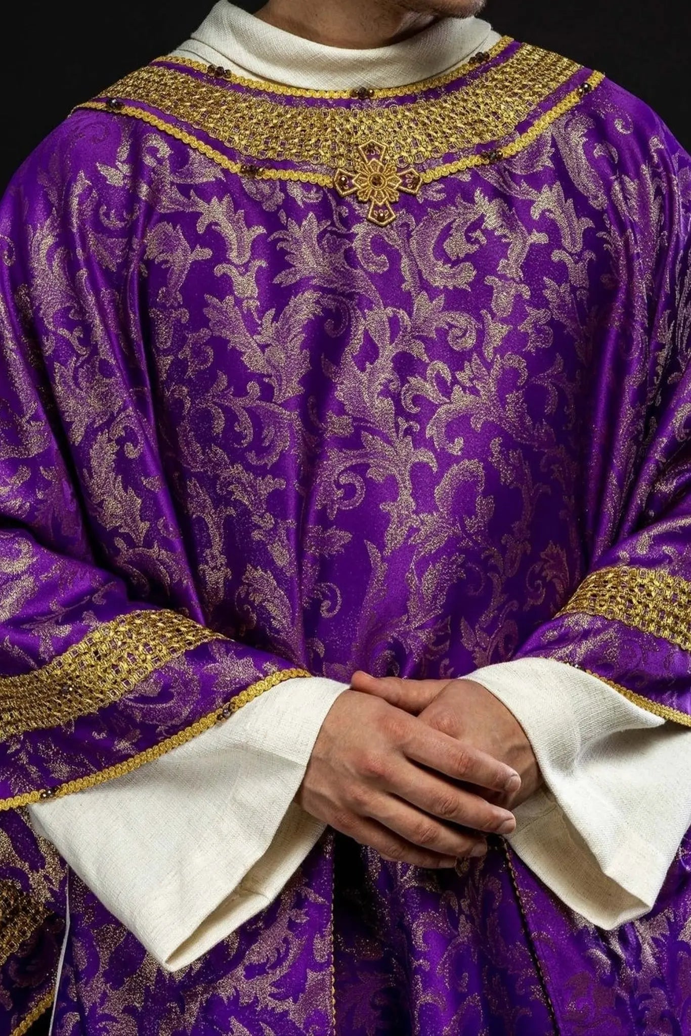 Chasuble violette artisanale avec pierres naturelles – Collection faite main 7010
