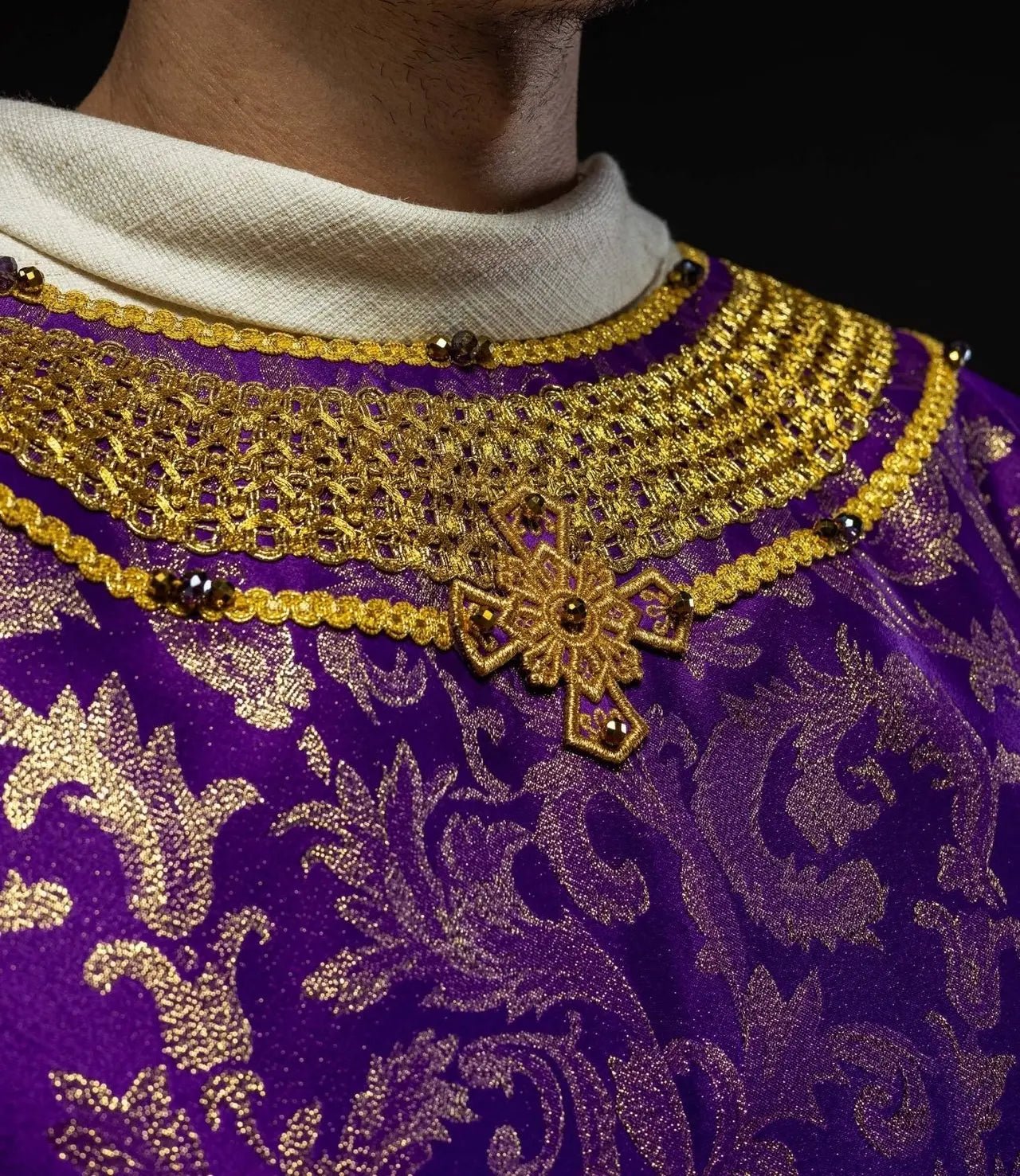 Chasuble violette artisanale avec pierres naturelles – Collection faite main 7010