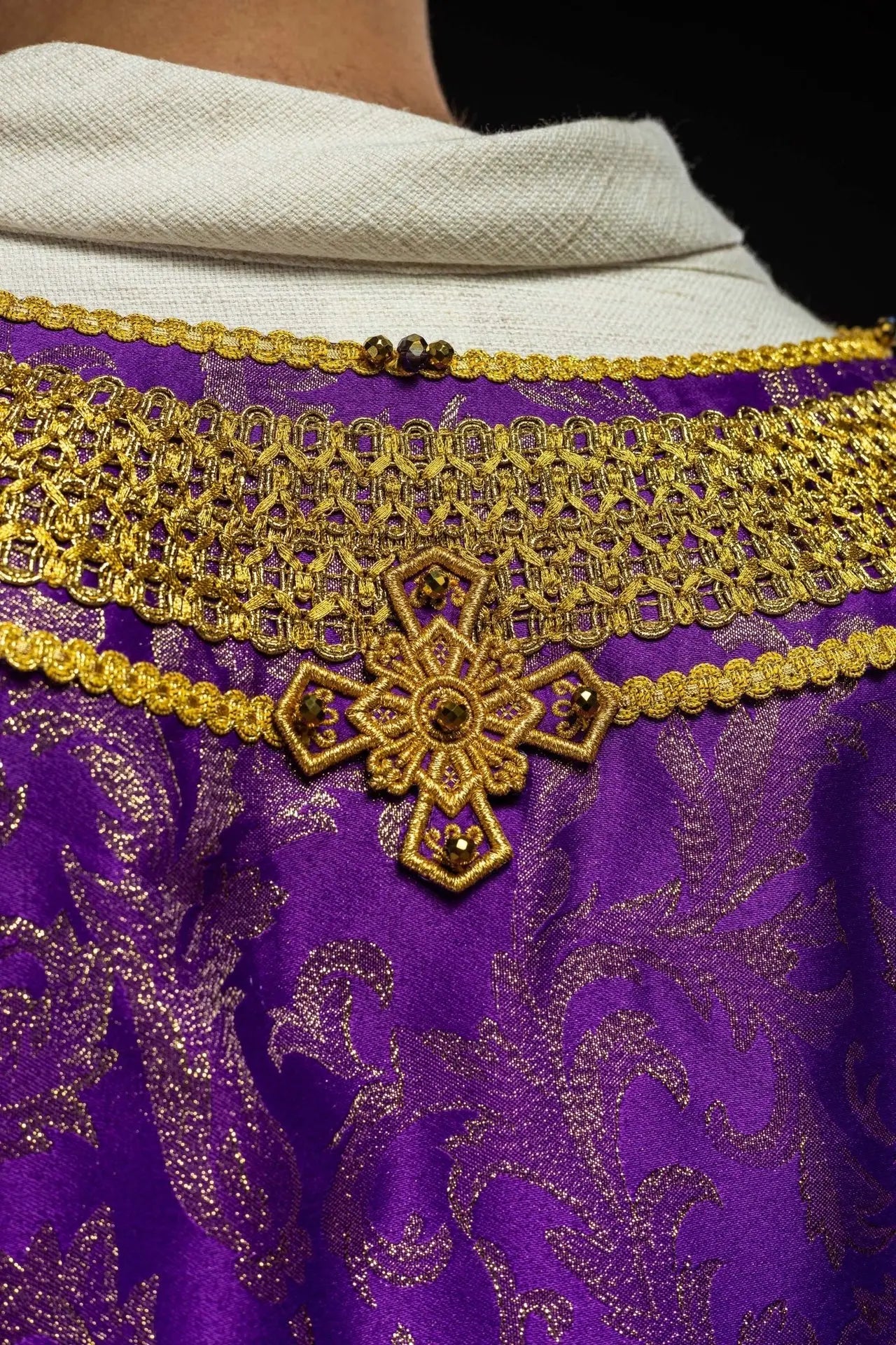 Chasuble violette artisanale avec pierres naturelles – Collection faite main 7010