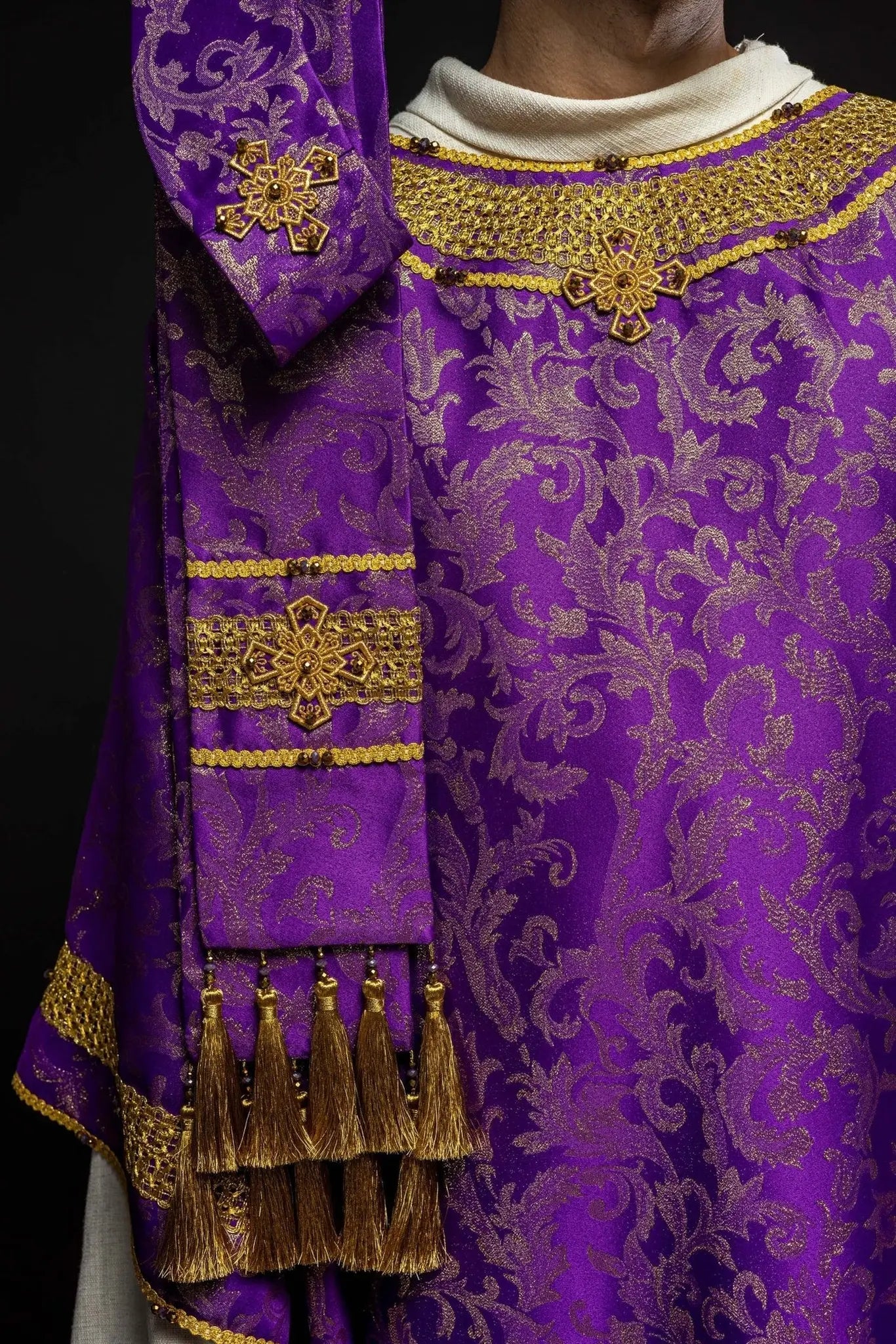 Chasuble violette artisanale avec pierres naturelles – Collection faite main 7010