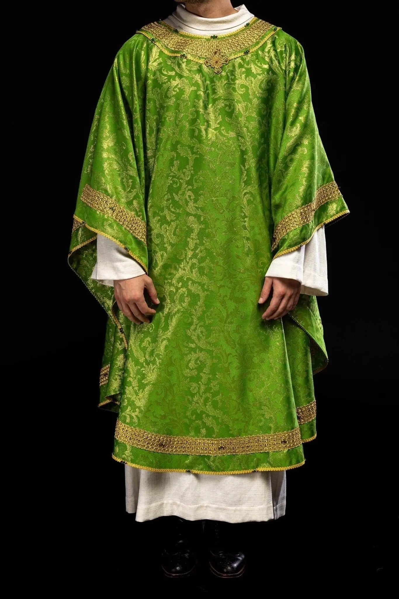 Handmade Green Chasuble with Natural Stones – Collection Handmade 7010
