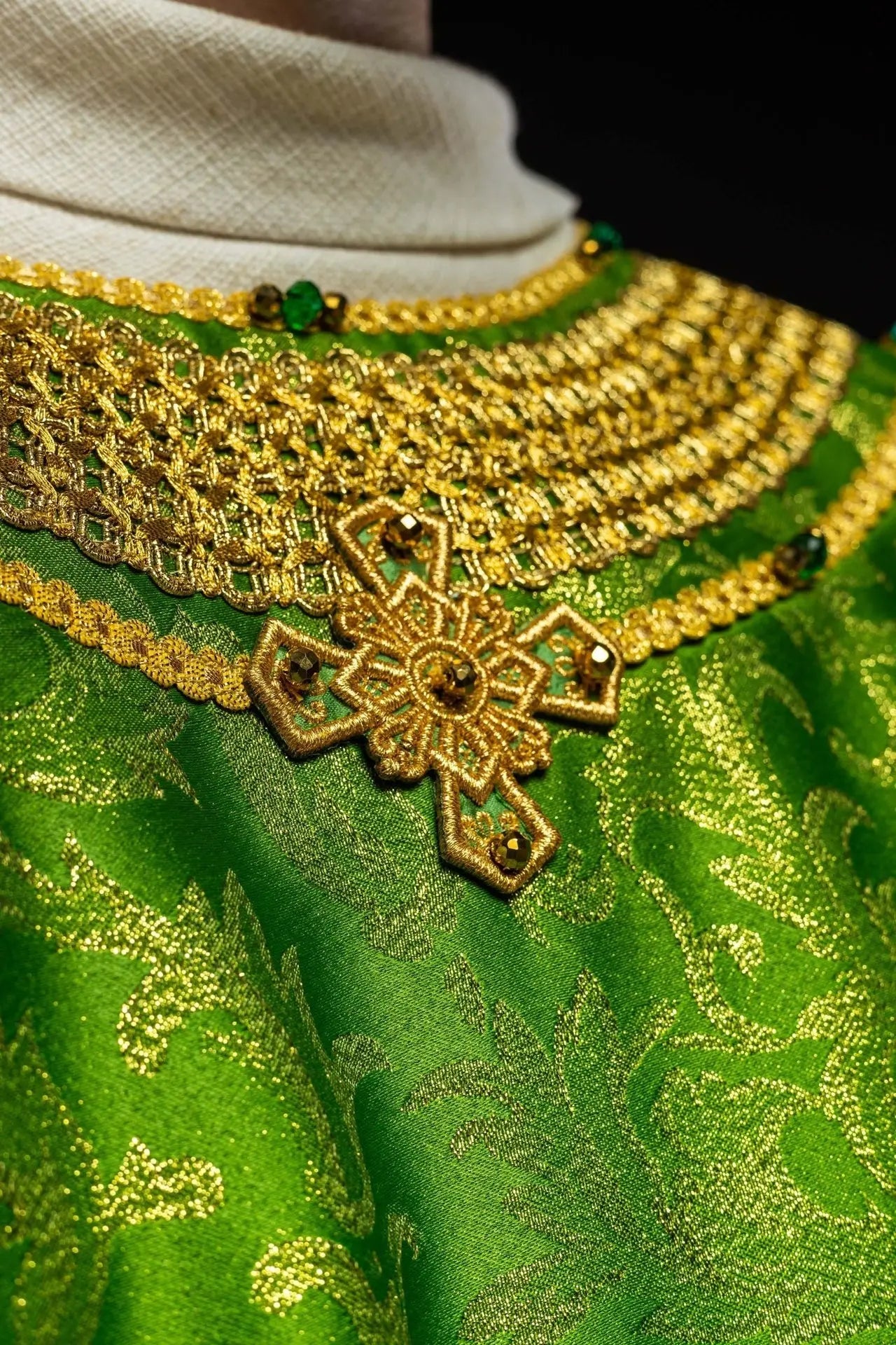 Chasuble verte faite main avec pierres naturelles – Collection Handmade 7010