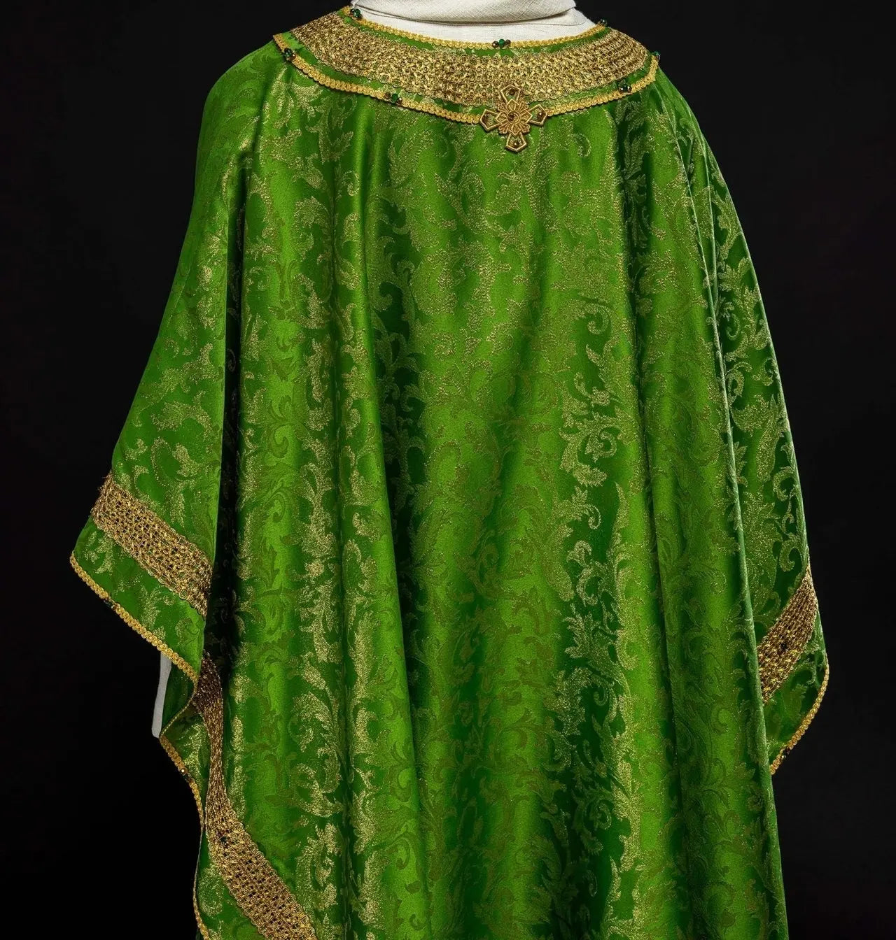 Handmade Green Chasuble with Natural Stones – Collection Handmade 7010