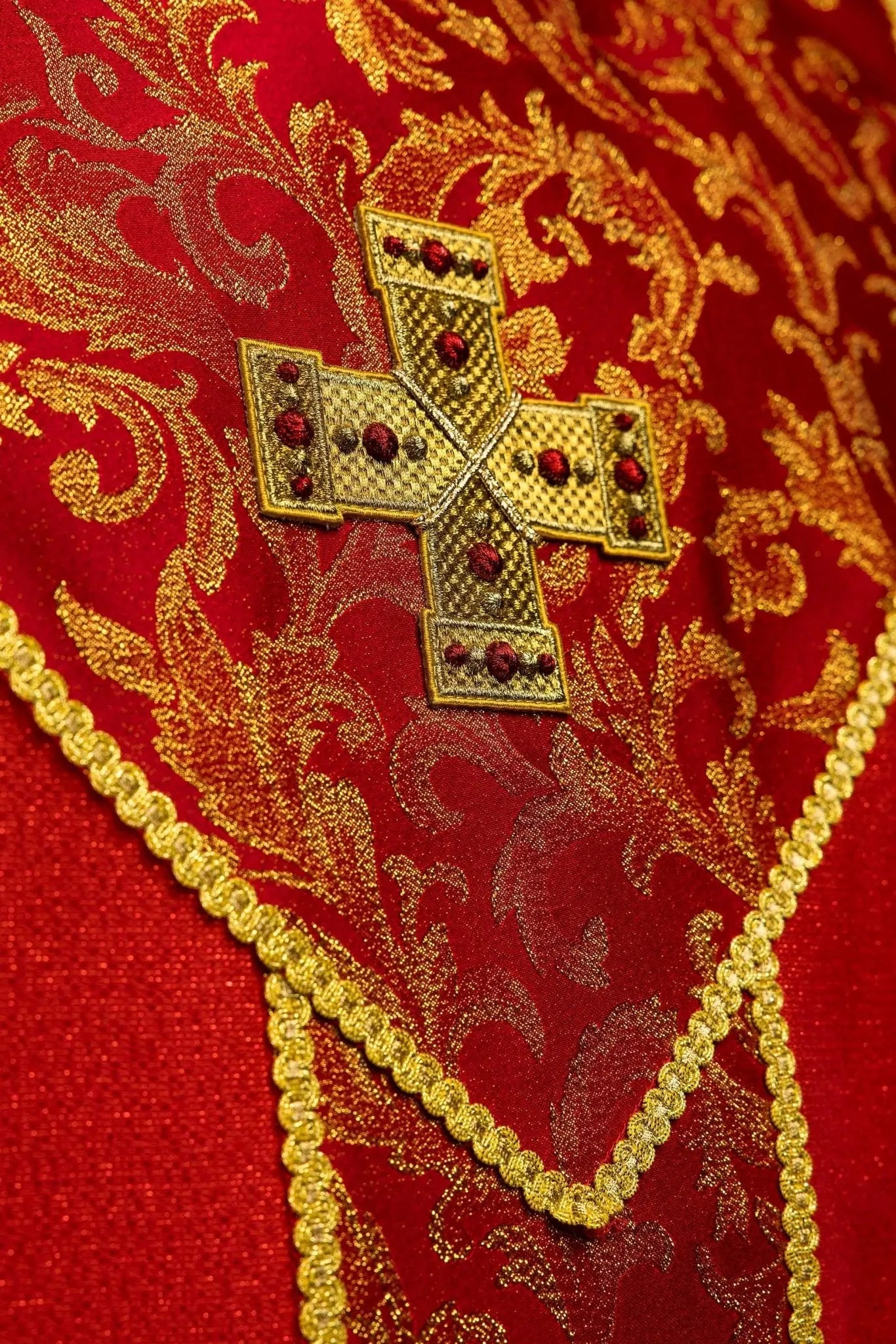 Red Chasuble with Cross and Jacquard Fabric - HAFTINA ATELIER
