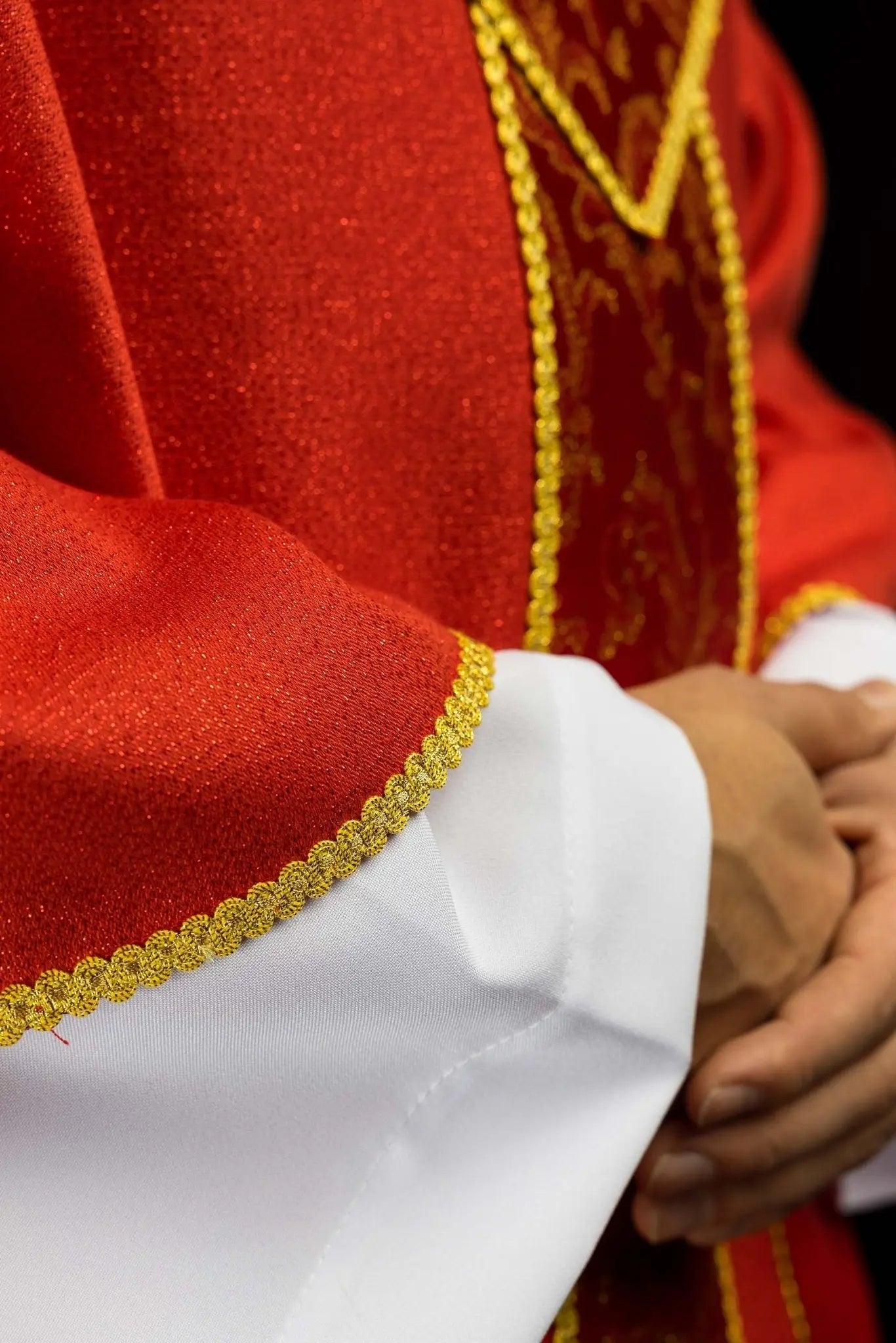 Red Chasuble with Cross and Jacquard Fabric - HAFTINA ATELIER