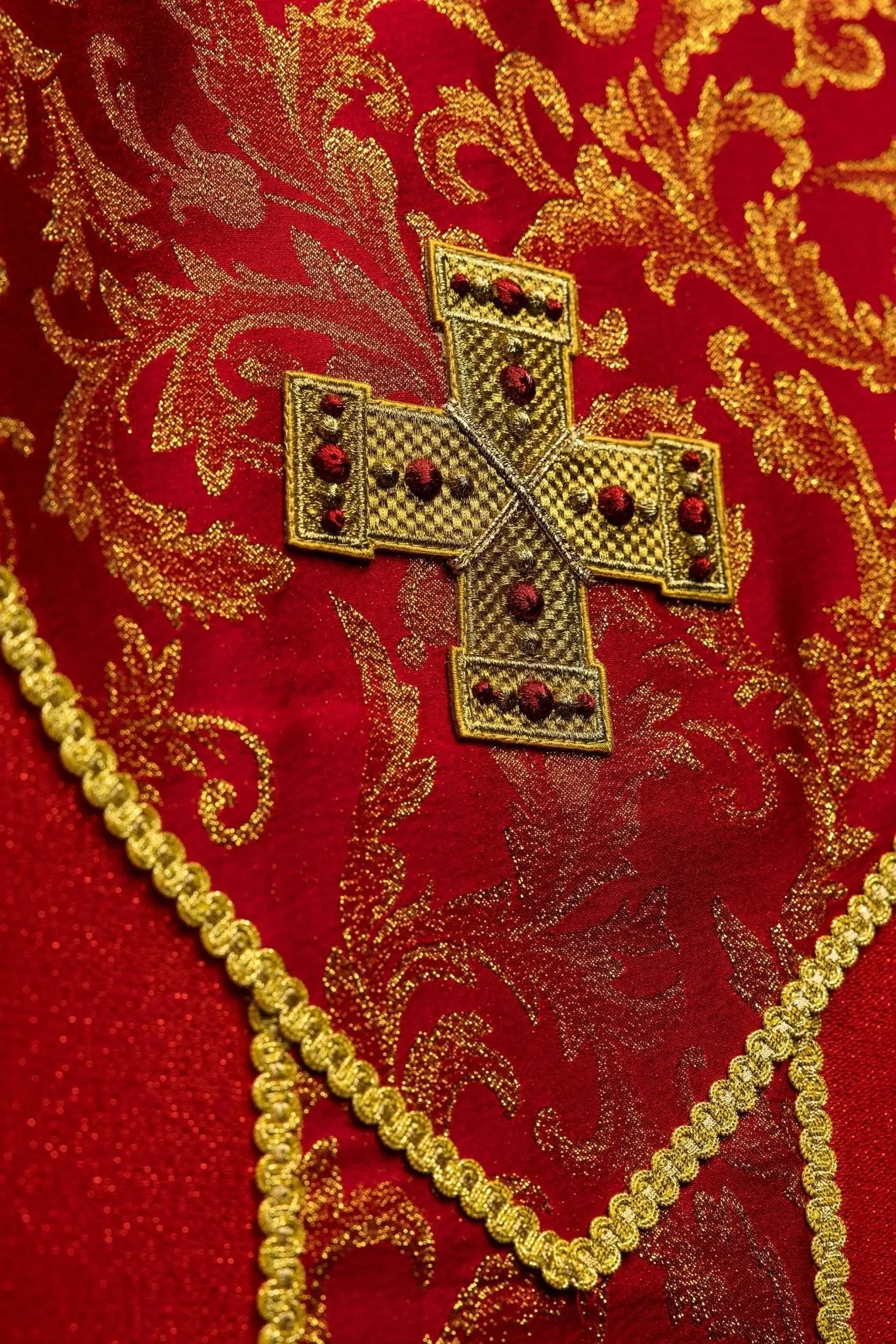 Red Chasuble with Cross and Jacquard Fabric - HAFTINA ATELIER