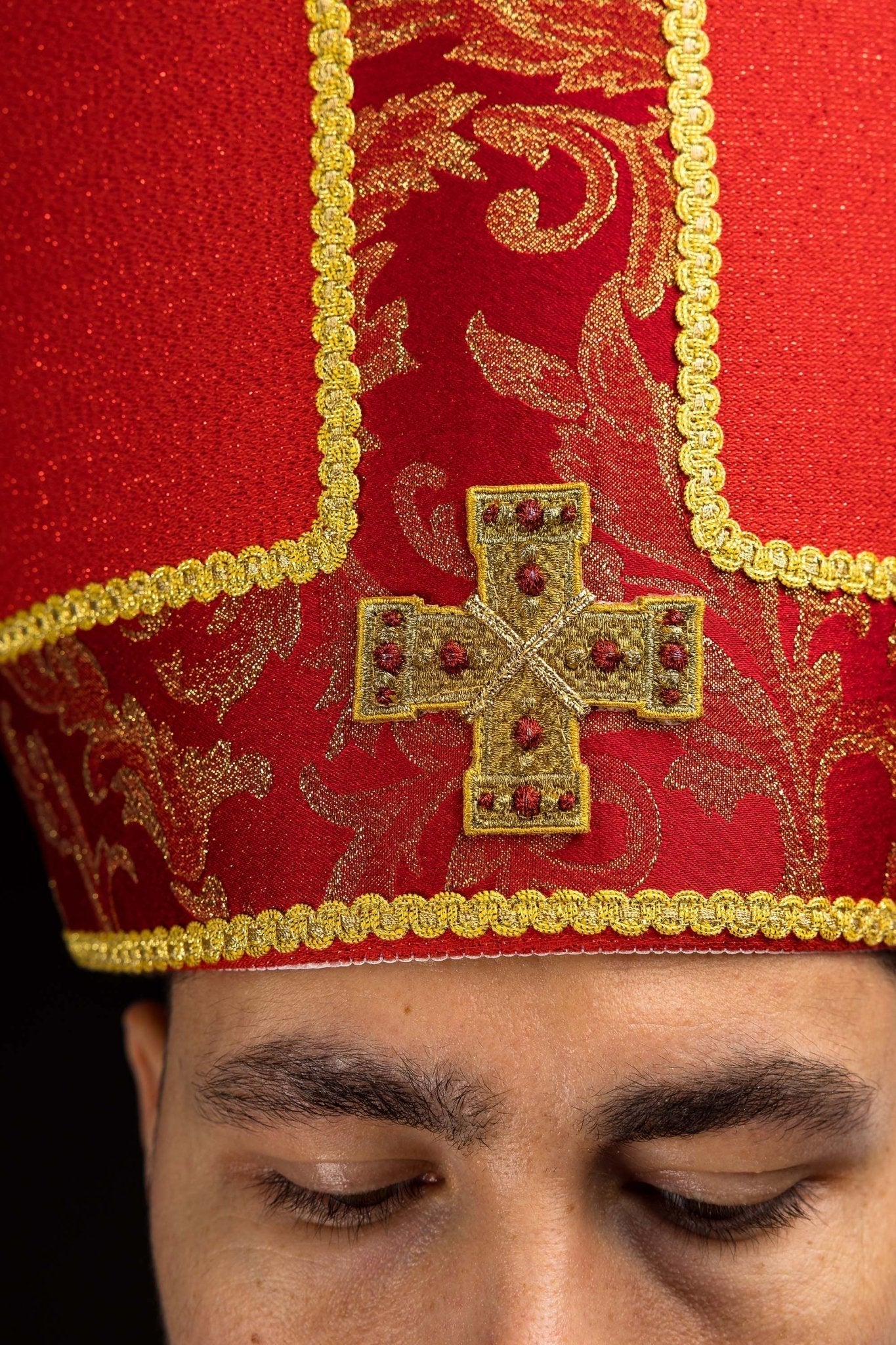 Red Embroidered Mitre with Cross and Jacquard Fabric - HAFTINA ATELIER