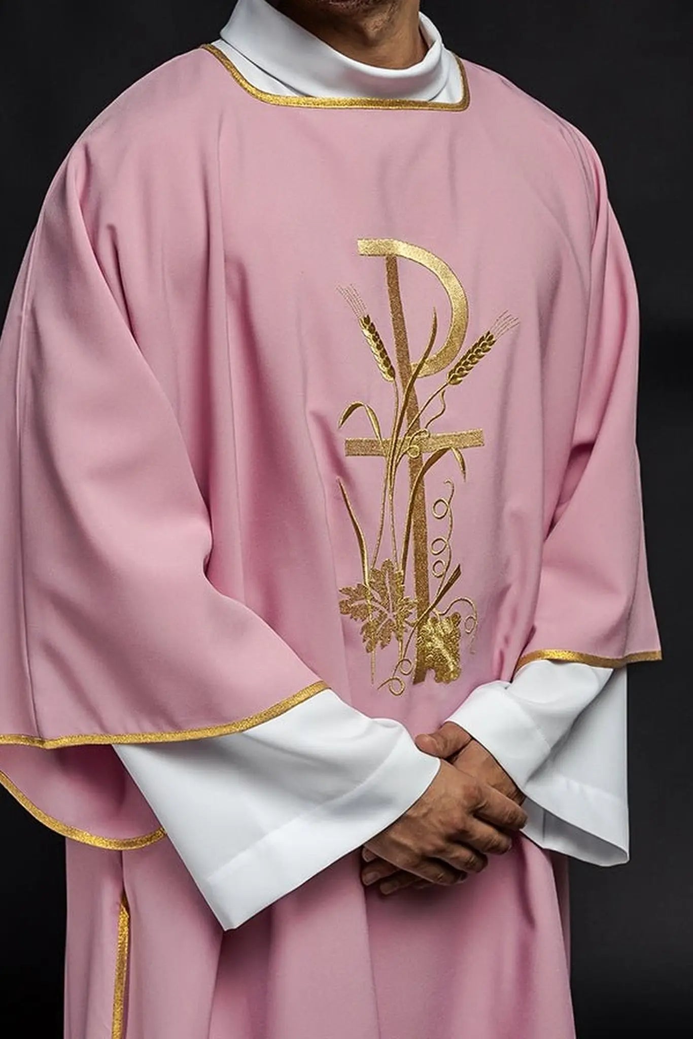 Dalmatique rose avec broderie de croix Pax dorée