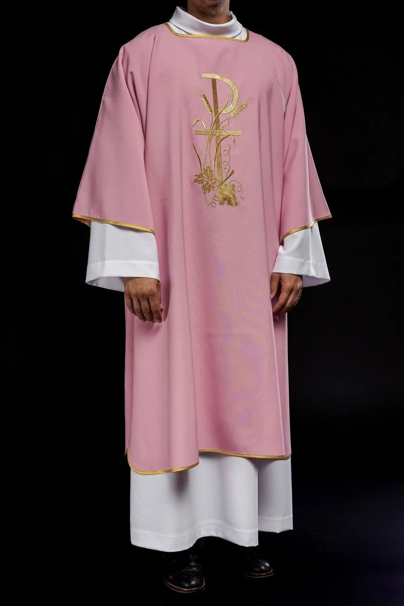Dalmatique rose avec broderie de croix Pax dorée