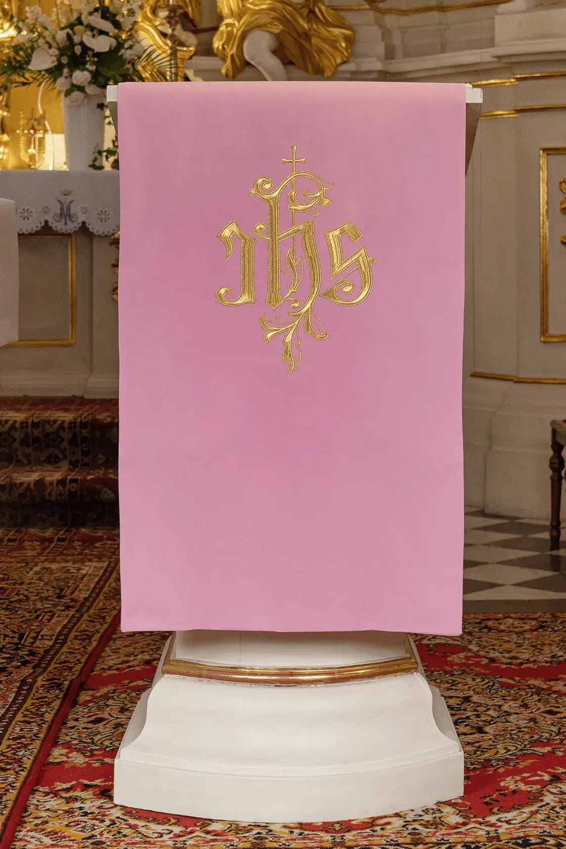 Serviette de lectionnaire rose avec le symbole classique IHS