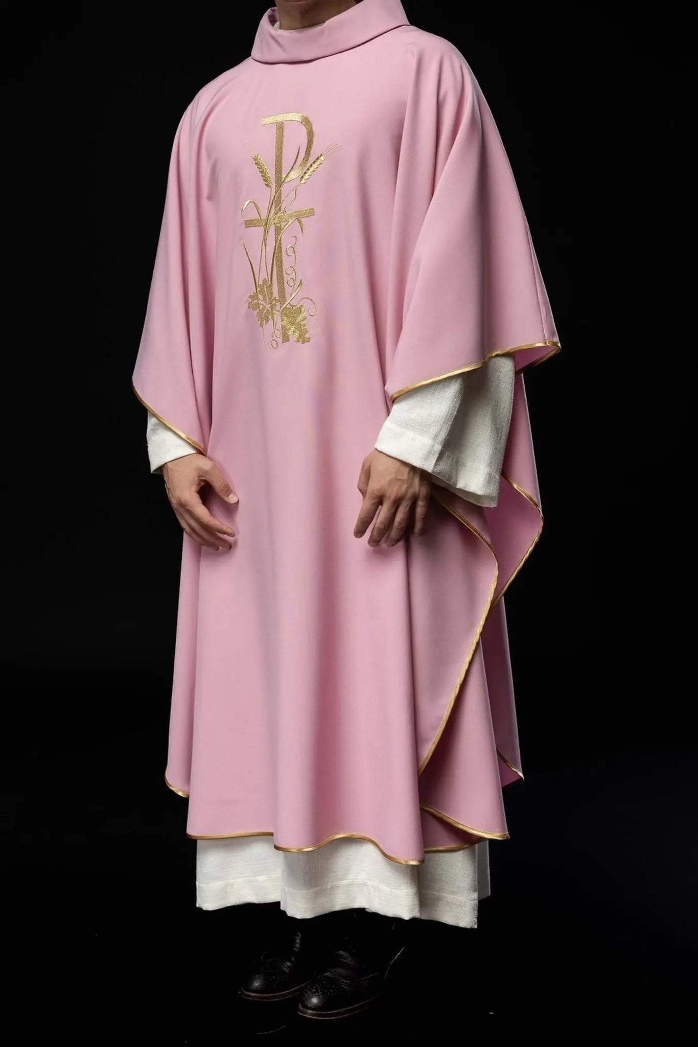 Chasuble rose avec broderie de croix dorée