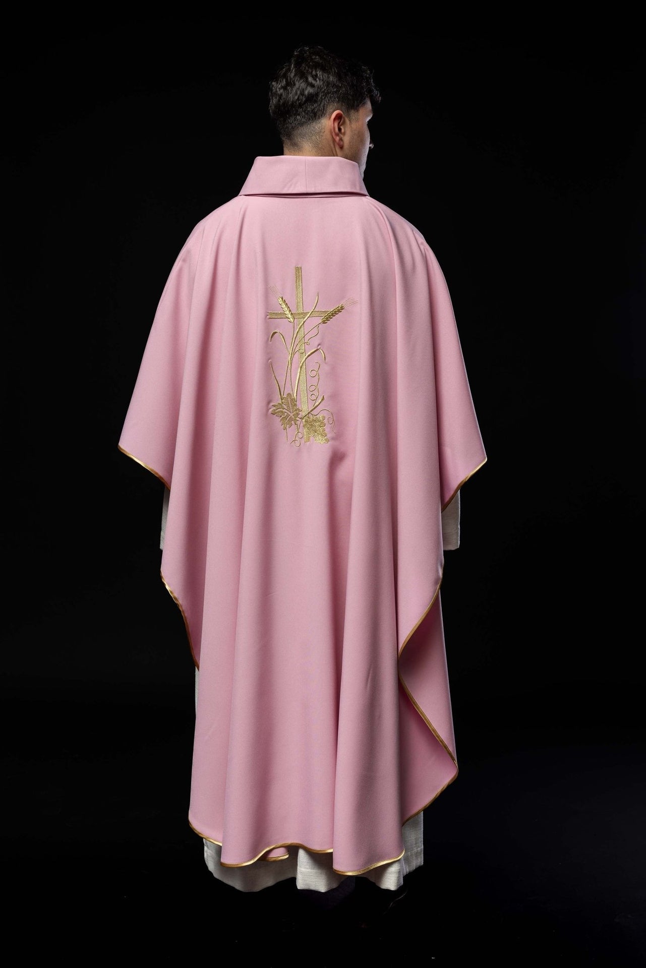 Różowy ornat z złotym haftem krzyża