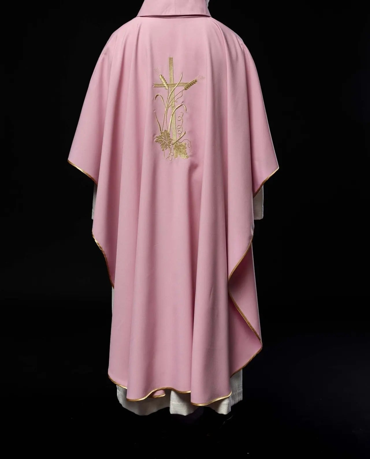Chasuble rose avec broderie de croix dorée