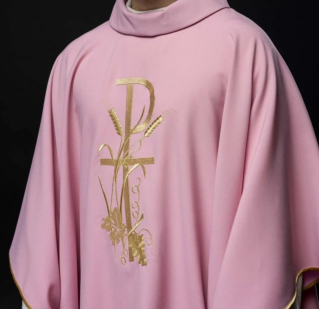 Chasuble rose avec broderie de croix dorée