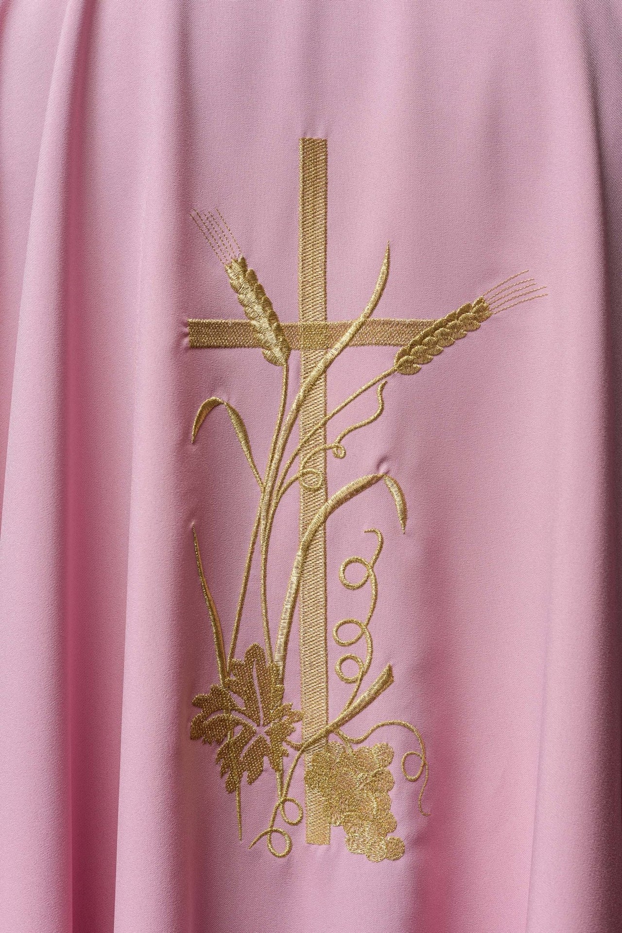 Różowy ornat z złotym haftem krzyża