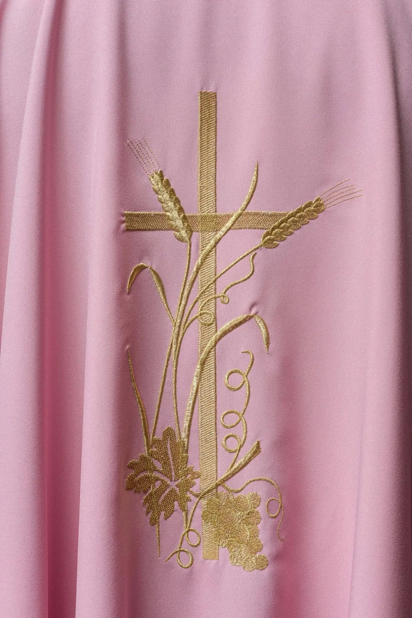 Chasuble rose avec broderie de croix dorée