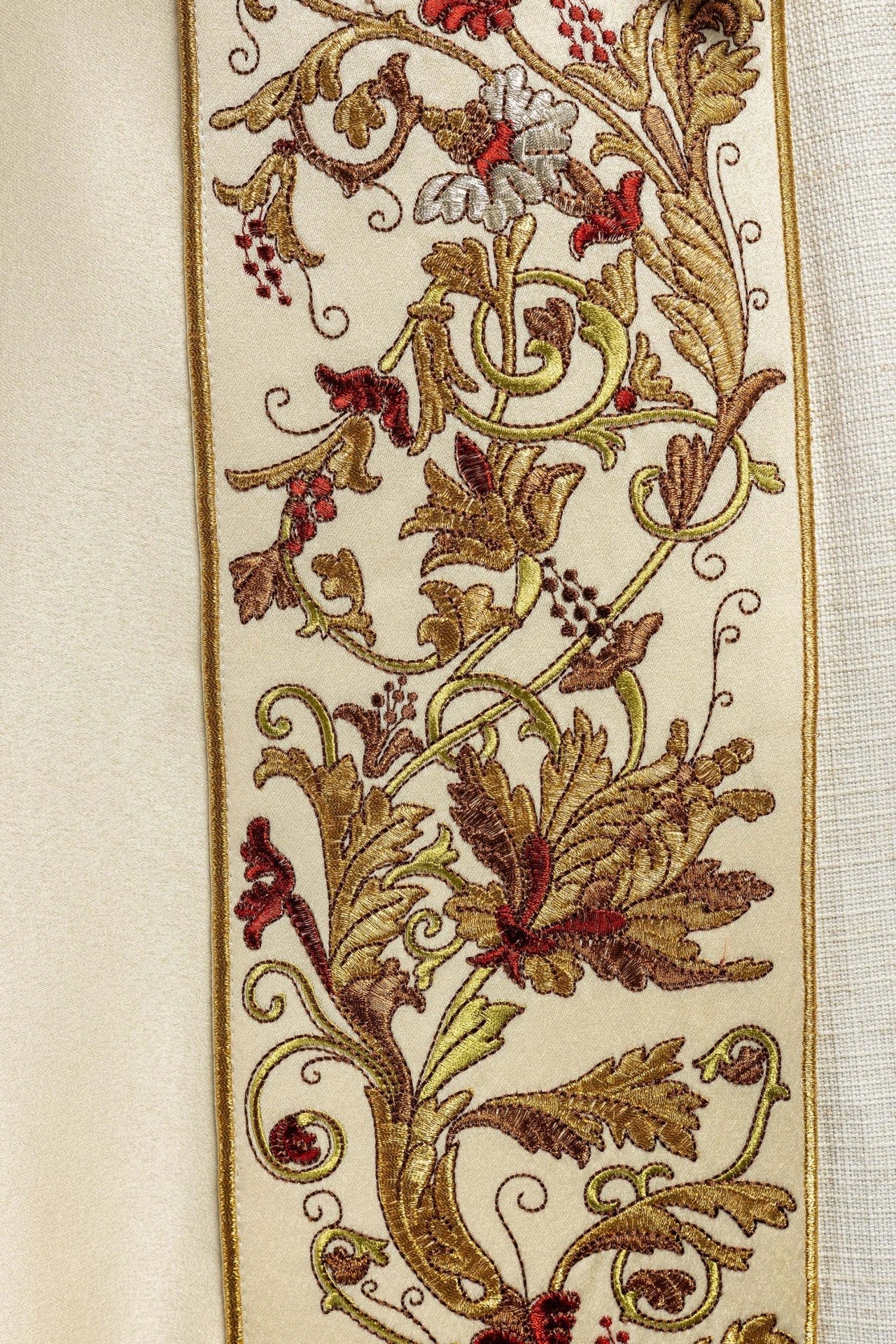 Satynowa kapa liturgiczna ecru z haftowanym złotym IHS