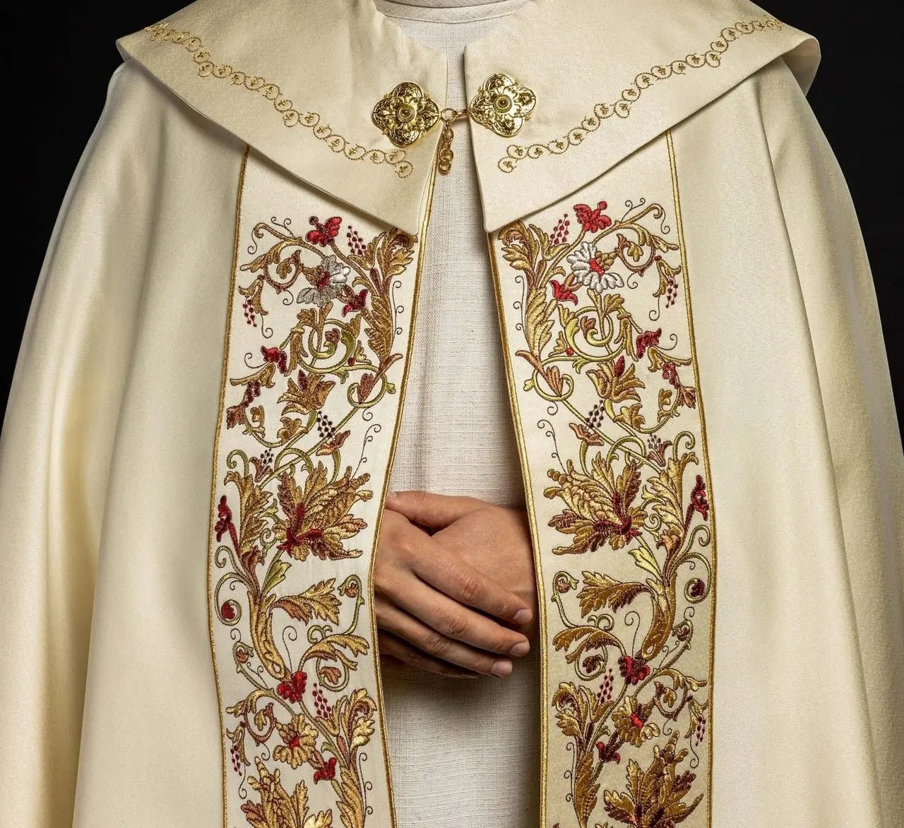 Chapelle liturgique en satin écru avec IHS doré brodé