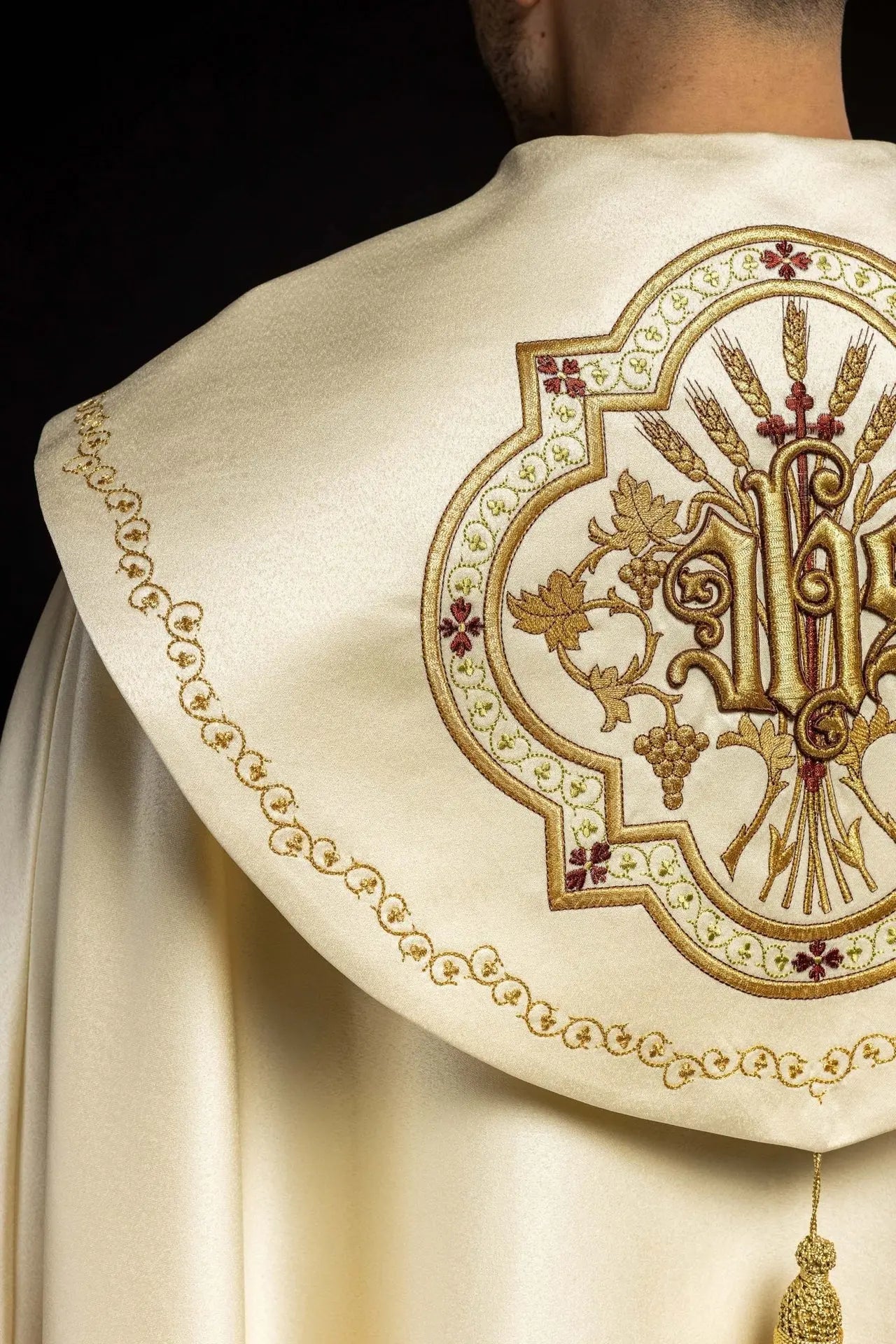 Chapelle liturgique en satin écru avec IHS doré brodé