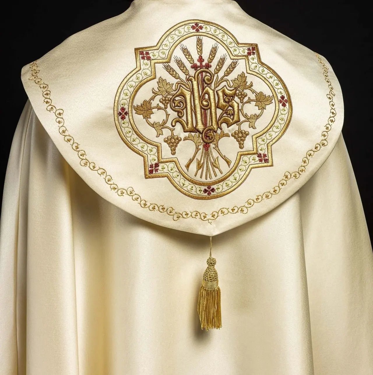 Chapelle liturgique en satin écru avec IHS doré brodé