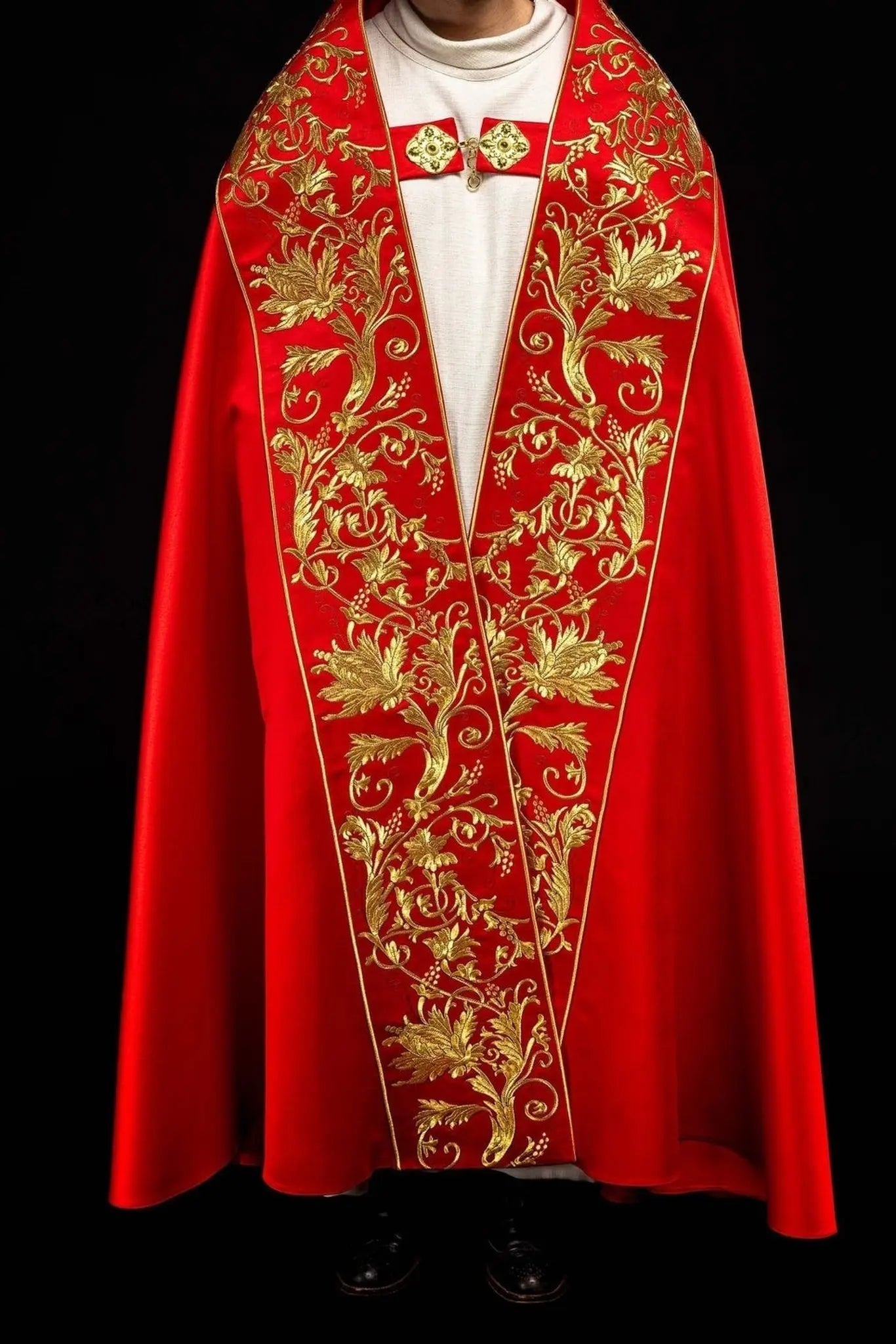 Cope en satin romain – Rouge avec Sacré-Cœur de Jésus brodé