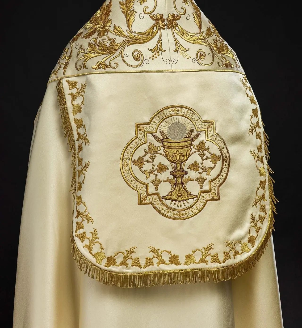 Cope en satin romain – Écru avec calice eucharistique brodé