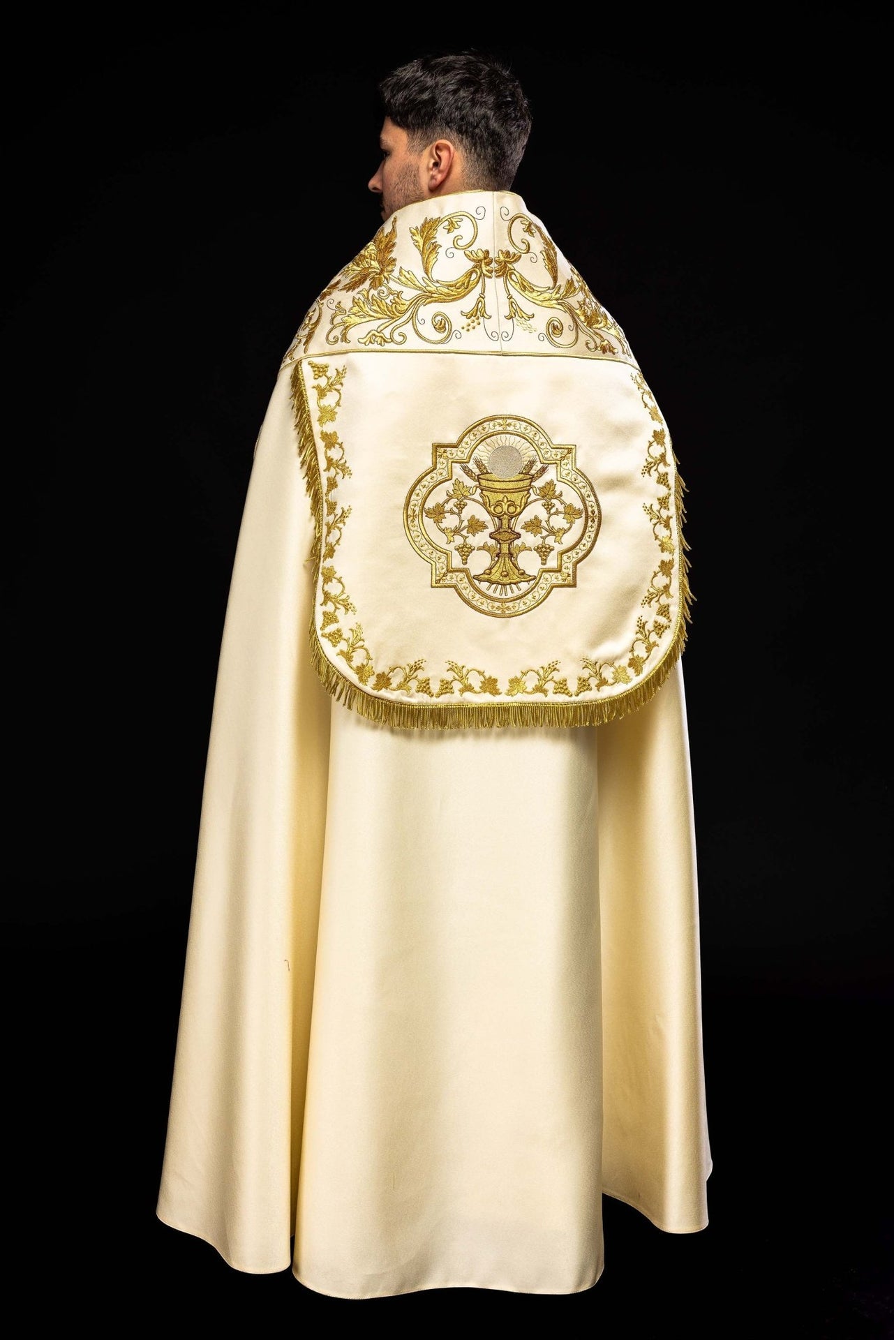 Satynowa kapa rzymska ecru z haftowanym Kielichem Eucharystycznym