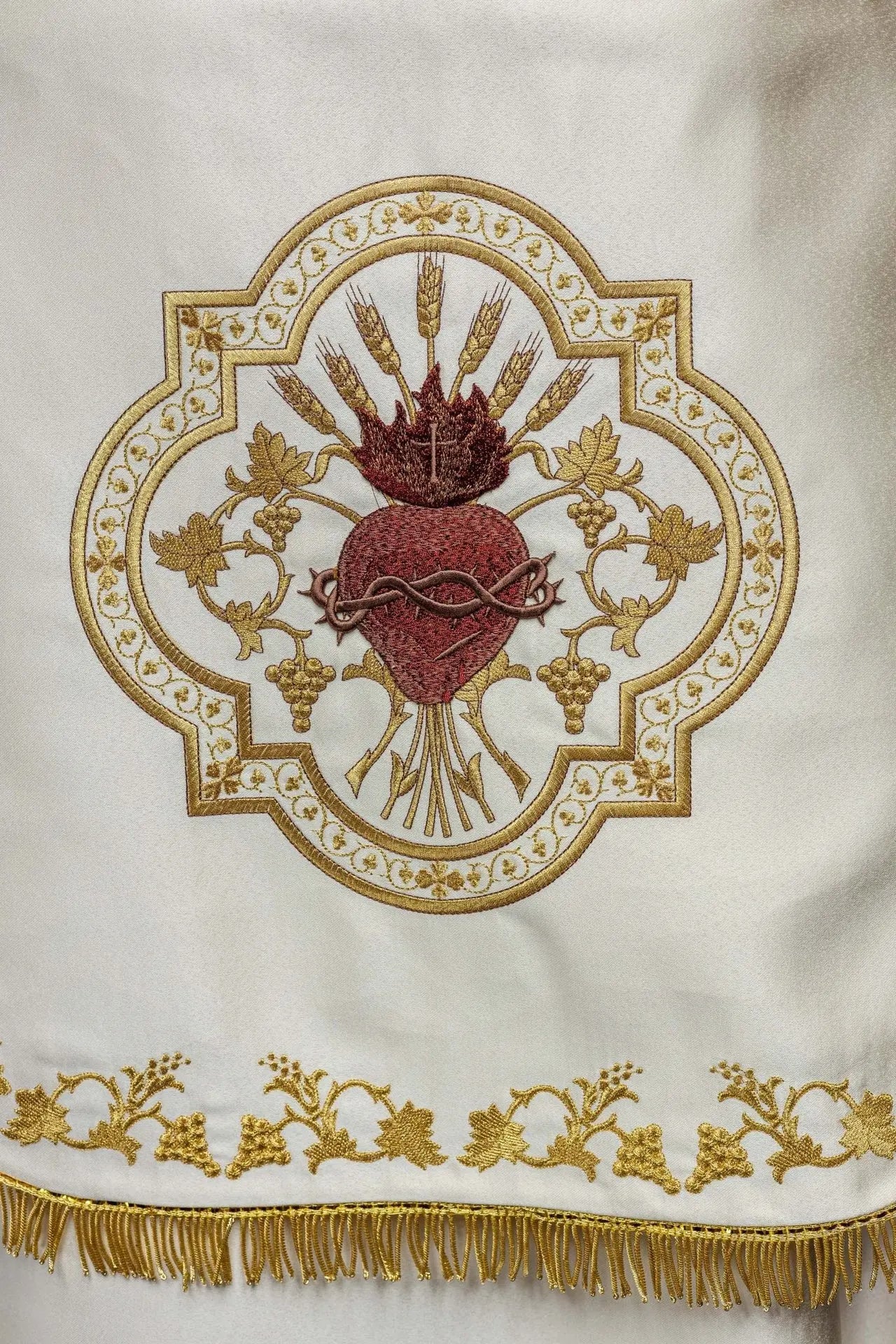 Cope en satin romain écru avec Sacré-Cœur de Jésus brodé