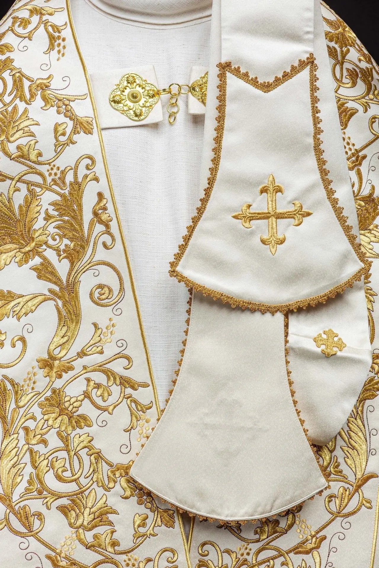 Cope en satin romain écru avec Sacré-Cœur de Jésus brodé