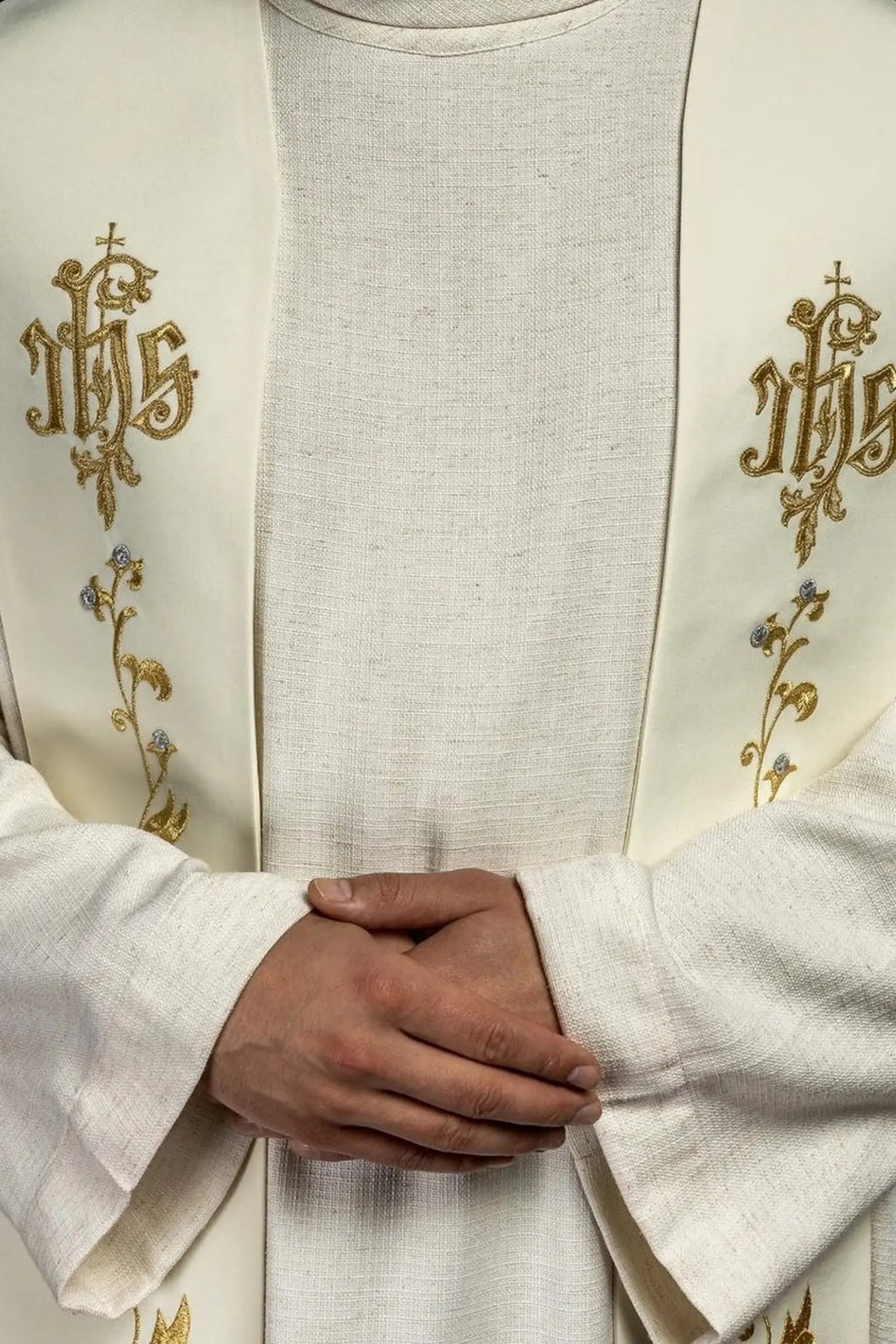 Étole brodée IHS sur croix écru