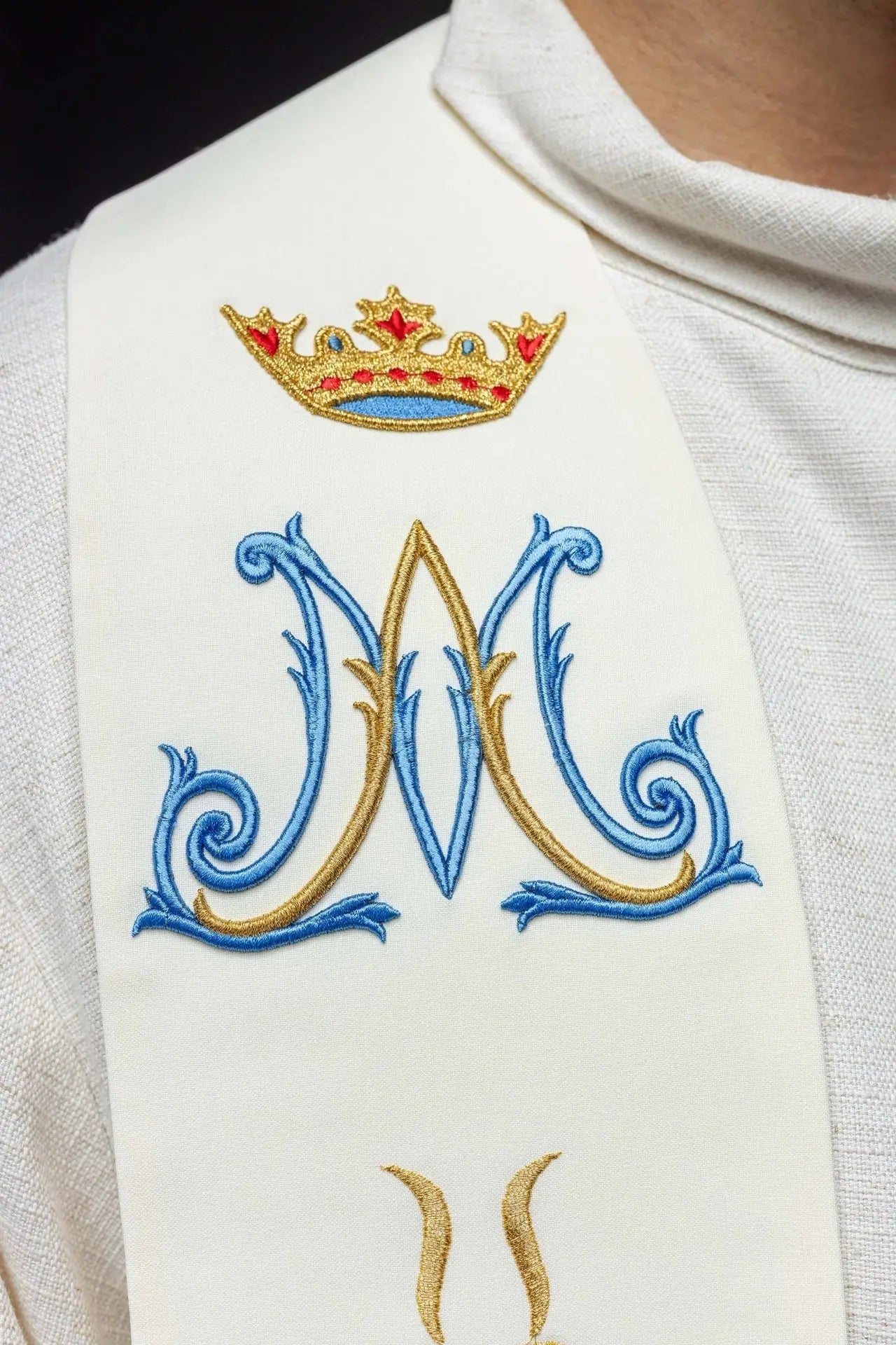 Embroidered Stele of Mary ecru